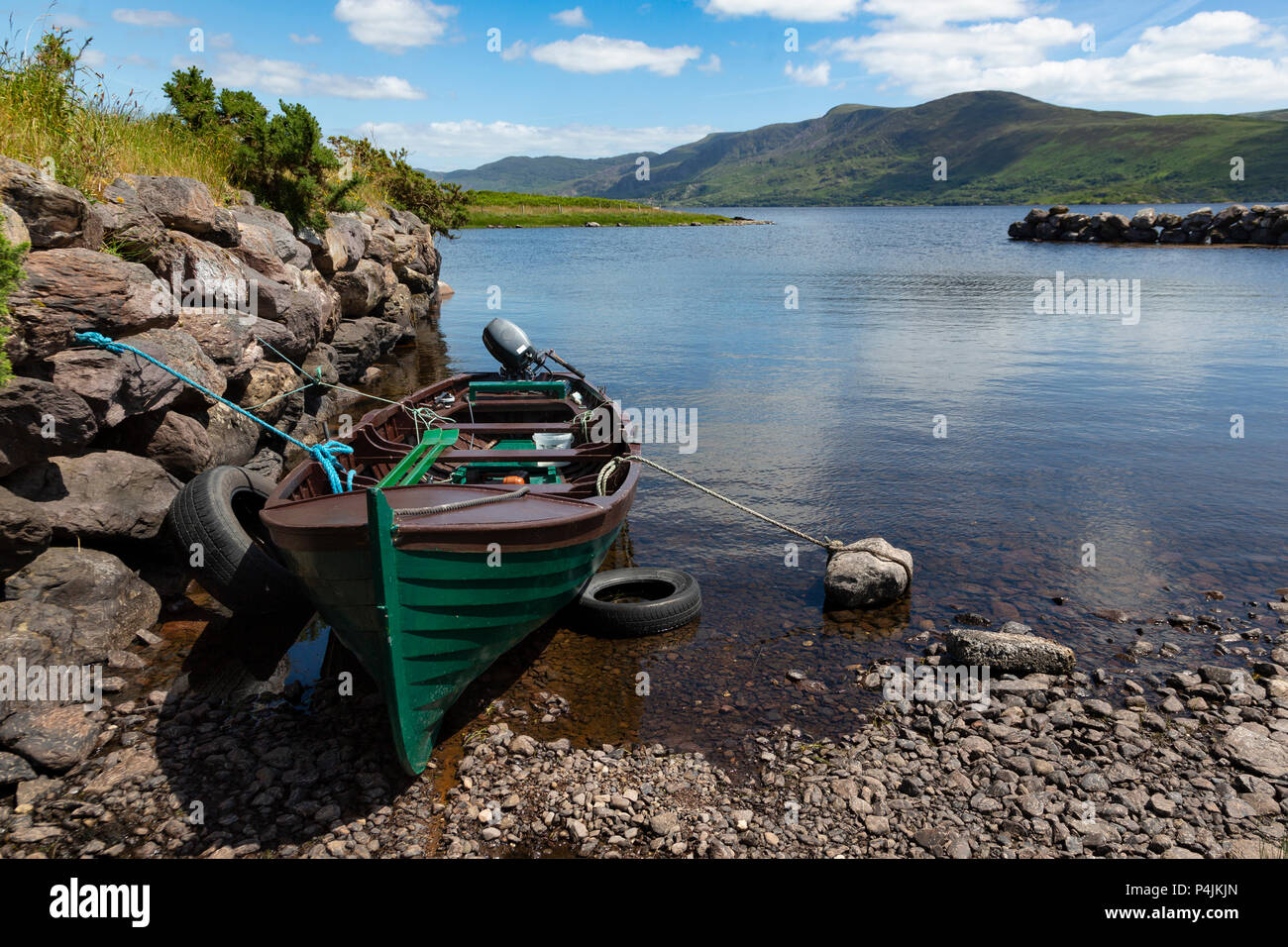 Bateau de pêche en port privé, Lough Currane, Waterville, dans le comté de Kerry, Irlande Banque D'Images