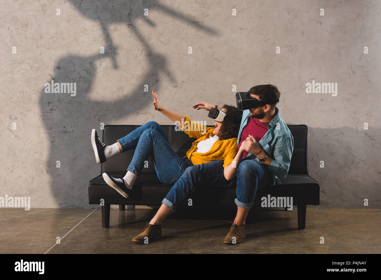 Ombre effrayante holding président et peur couple dans casque de réalité virtuelle sur la table Banque D'Images
