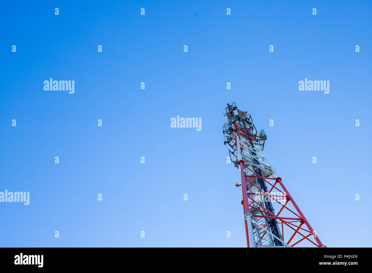 La technologie sur le haut de la tour de télécommunication copie espace.antennes de téléphonie cellulaire.mât de télécommunication antennes de télévision.Système de communication pour le développement Banque D'Images