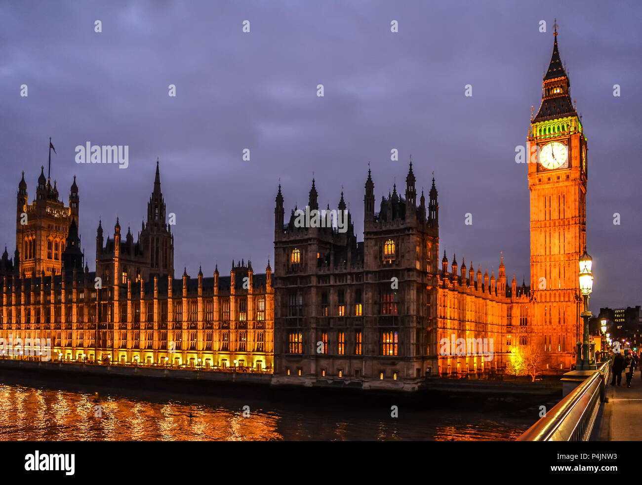 Vue sur le Palais de Westminster avec Big Ben, Victoria et le centre de Tours dans l'éclairage de nuit du pont de Westminster. Banque D'Images