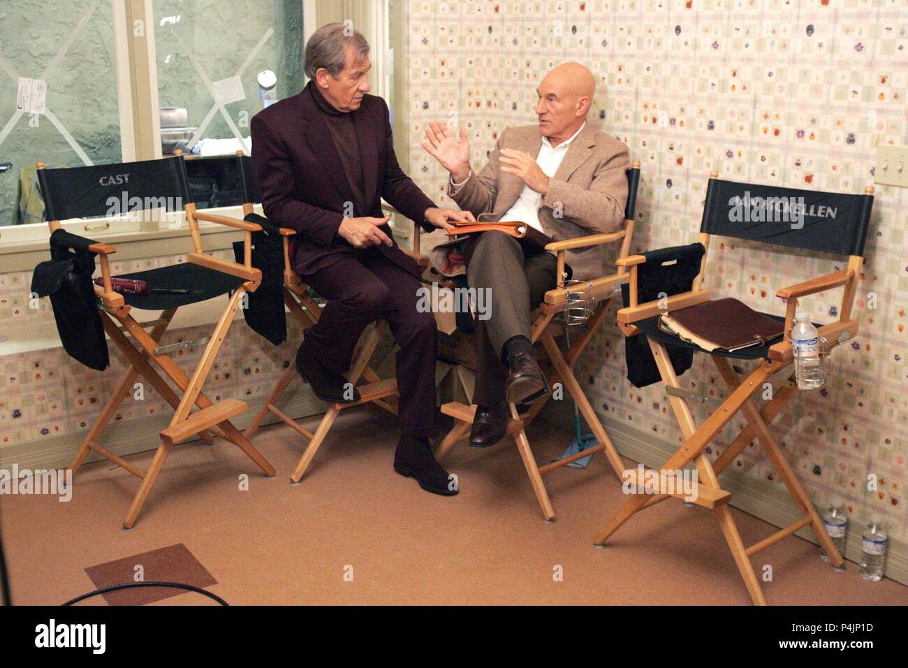 Description : DATE DE SORTIE : 26 mai 2006. Titre du film : X-Men : The Last Stand. STUDIO : 20th Century Fox. Résumé : Lorsqu'un remède est trouvé pour traiter les mutations, les lignes sont dessinées entre les X-Men, dirigé par le professeur Charles Xavier, et la fraternité, une bande de mutants puissant organisée sous Xavier's ancien allié, magnéto. Sur la photo : PATRICK STEWART et IAN MCKELLEN.. Titre original : X-Men : THE LAST STAND. Titre en anglais : X-Men : THE LAST STAND. Film Réalisateur : Brett Ratner. Année : 2006. Stars : IAN MCKELLEN, PATRICK STEWART. Crédit : 20TH CENTURY FOX / Album Banque D'Images