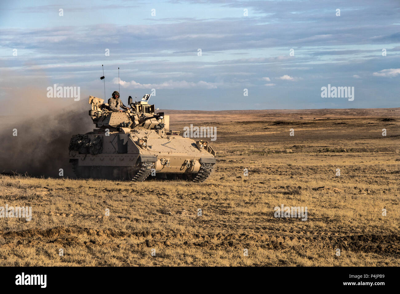 Un véhicule de combat Bradley à l'inventeur de la Compagnie Bravo, 1-163ème Bataillon interarmes se déplace vers un objectif au cours d'un exercice dans la voie de formation, capacité de combat eXportable Verger Training Centre, New York, le 19 juin 2018. Voies de formation peuvent inclure des embuscades, attaque précipitée de l'entreprise, mouvement de peloton de contacter, de brèves missions de reconnaissance, le véhicule, et plus encore. (U.S. Photo de l'armée par la CPS. Michael Hunnisett) Banque D'Images