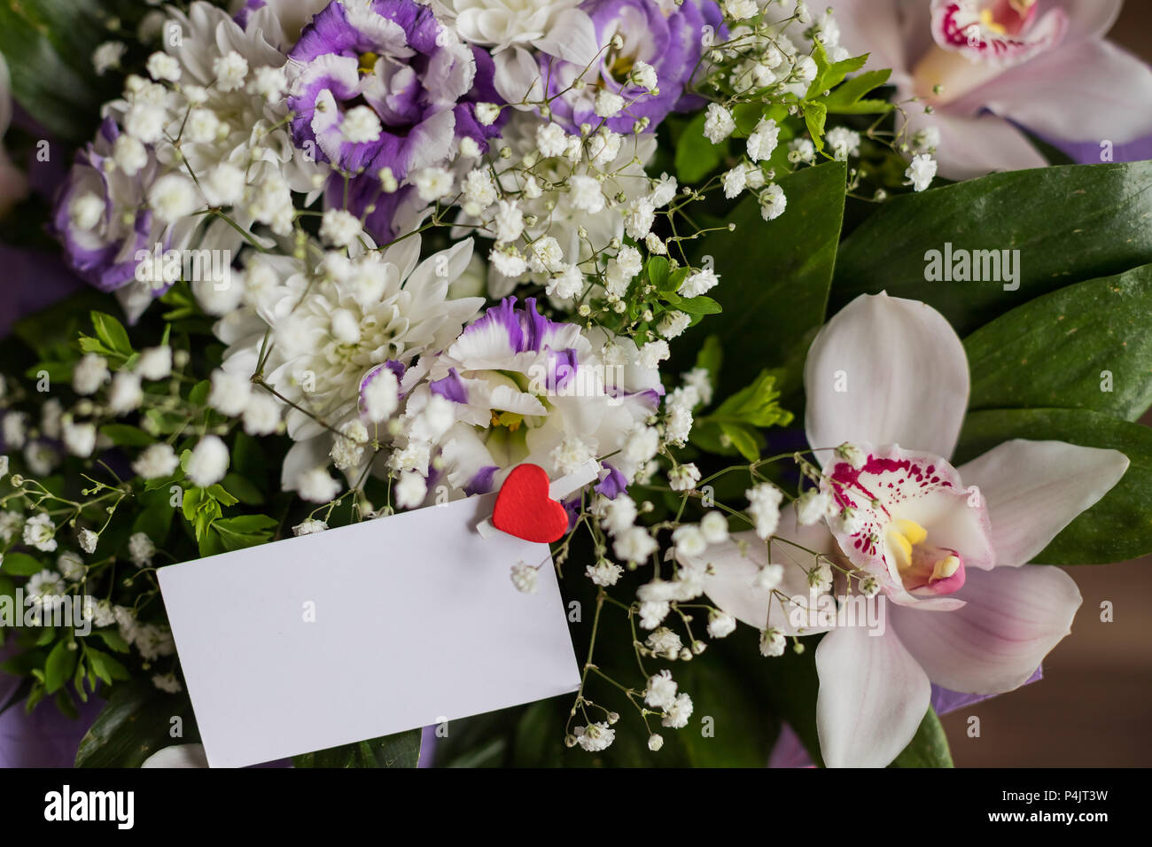 Don De Fleurs Avec Carte Vierge Concept De Carte De Vœux Vue De Dessus Close Up Felicitations Pour Les Proches Bouquet D Orchidees Les Cartes D Invitation De Mariage Ou Lettre D Amour Photo Stock Alamy