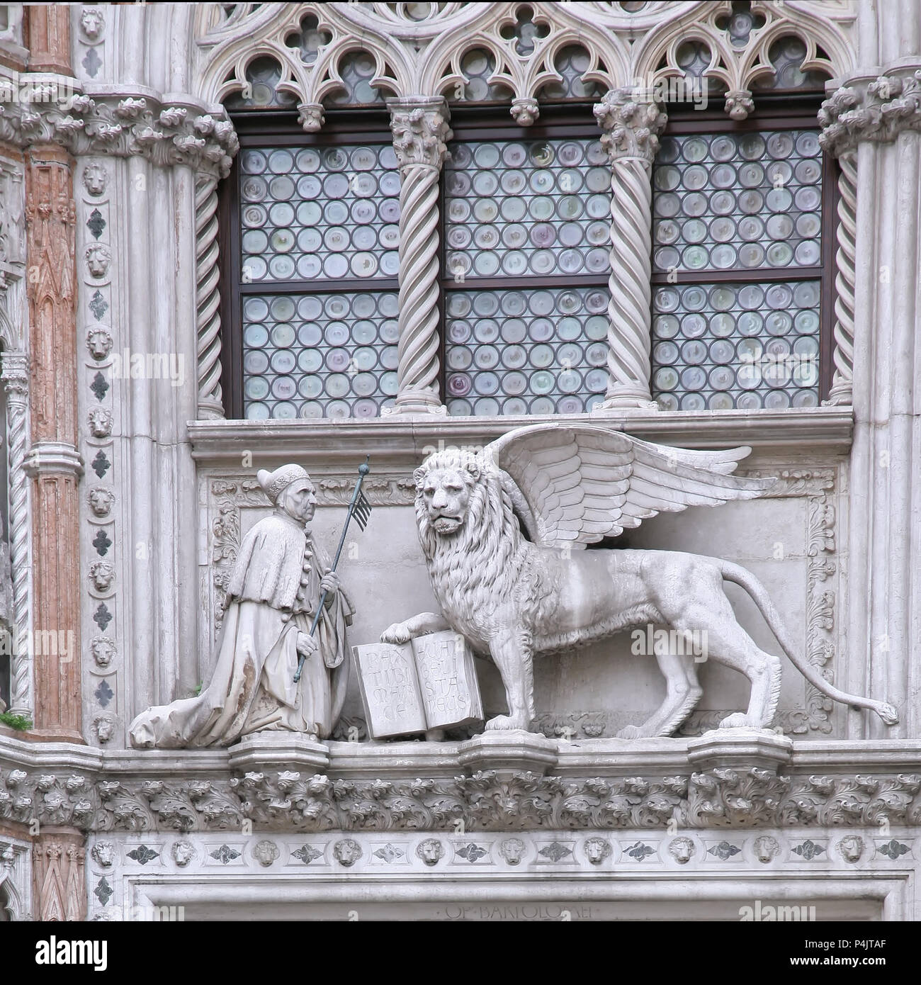 La sculpture à la Porta della Carta du Palais des Doges, Venise : le doge agenouillé devant Saint Mark's lion, le symbole de Venise Banque D'Images