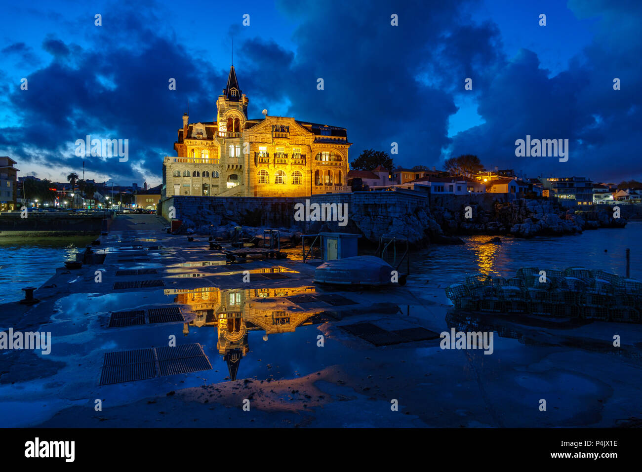 Cascais avec bâtiment de la Marine au crépuscule avec des lumières Banque D'Images