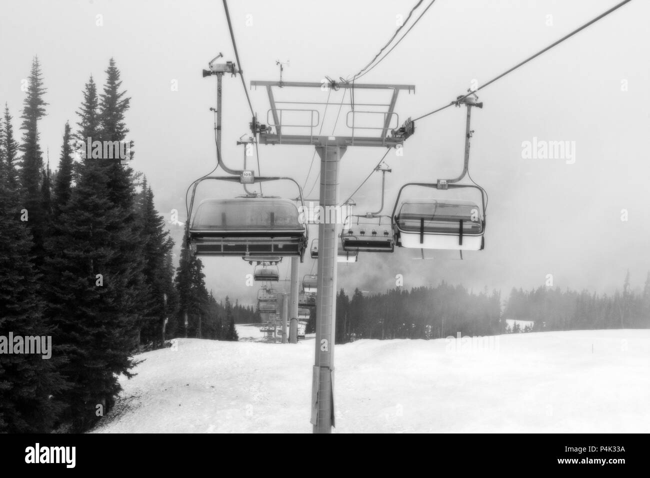 Cable car mountain Canada mist white ski snow en plein air Canada whitecable noir car mountain mist white ski snow outdoors noir blanc Banque D'Images