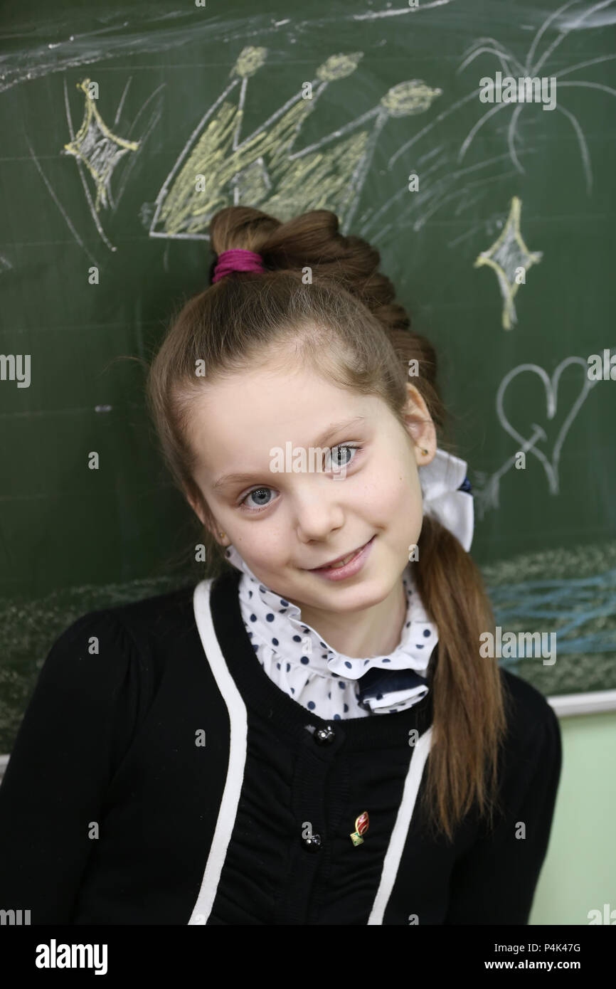 Biélorussie, Minsk, le 24 février 2016, l'école secondaire soixante, ouvrez leçon. Portrait d'une écolière de l'école primaire Banque D'Images