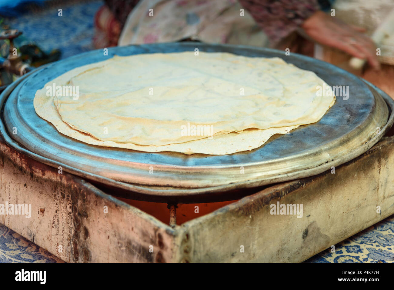 La préparation du pain traditionnel sur le marché de rue à Shiraz. L'Iran Banque D'Images