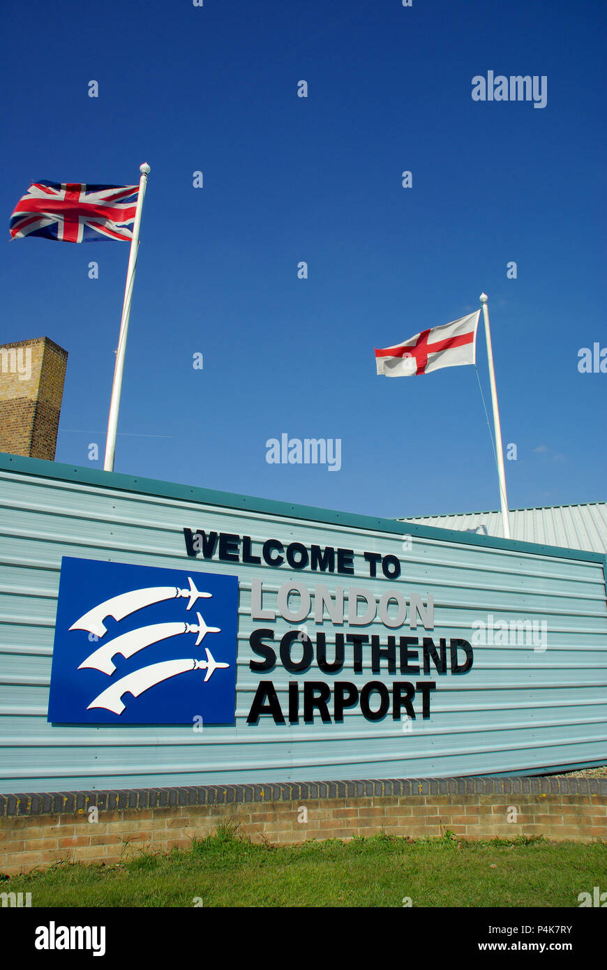 Bienvenue à l'enseigne London Southend Airport. Southend on Sea,  Royaume-Uni, Essex County coat of Arms plus avions combinaison, trois  couteaux Saxon à la cire de mer Photo Stock - Alamy