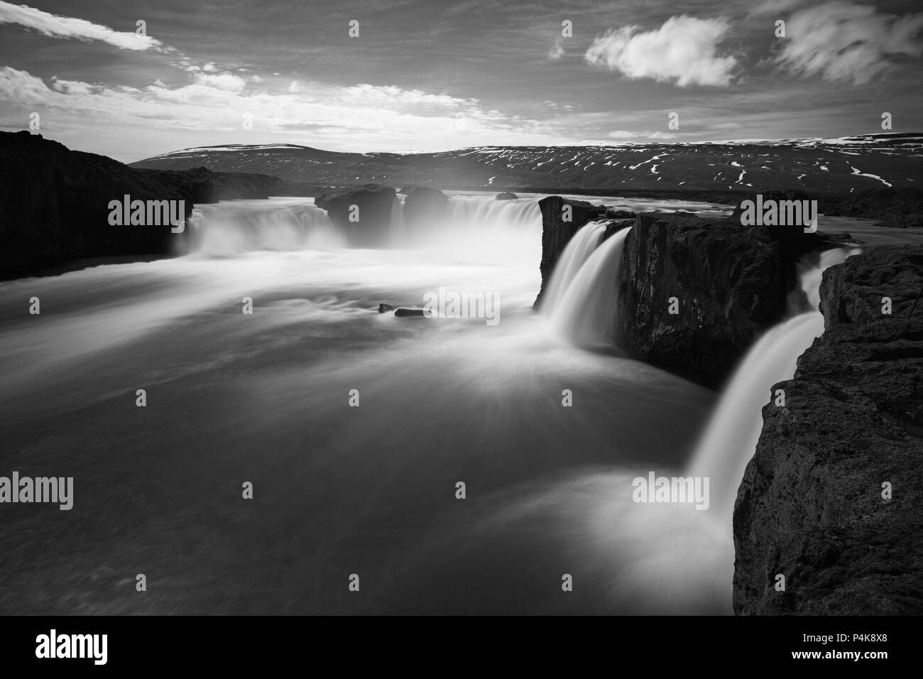 La montagne avec cascades Godafoss en Islande Banque D'Images