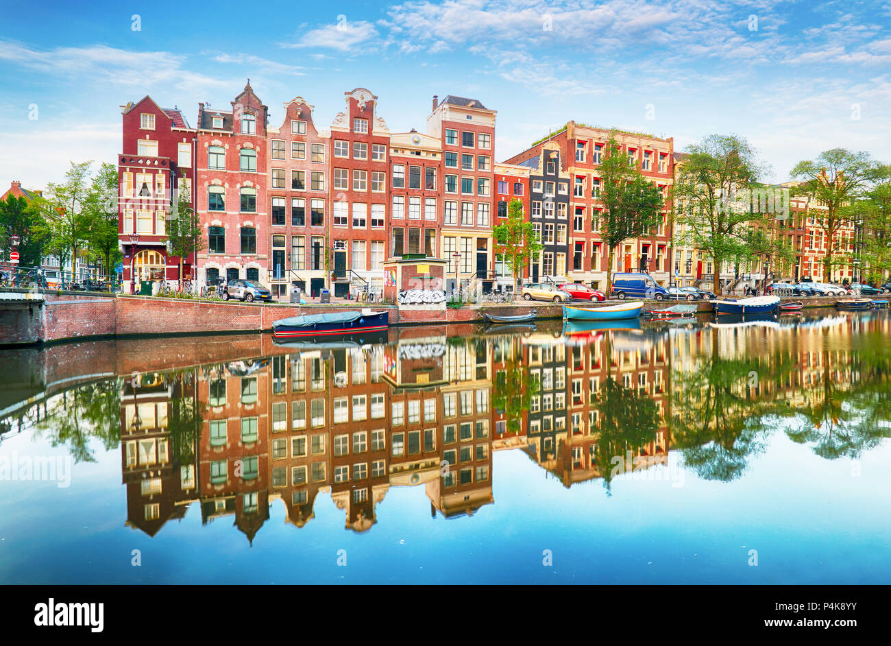 Vieilles maisons traditionnelles néerlandaises sur les canaux à Amsterdam, Pays-Bas. Banque D'Images