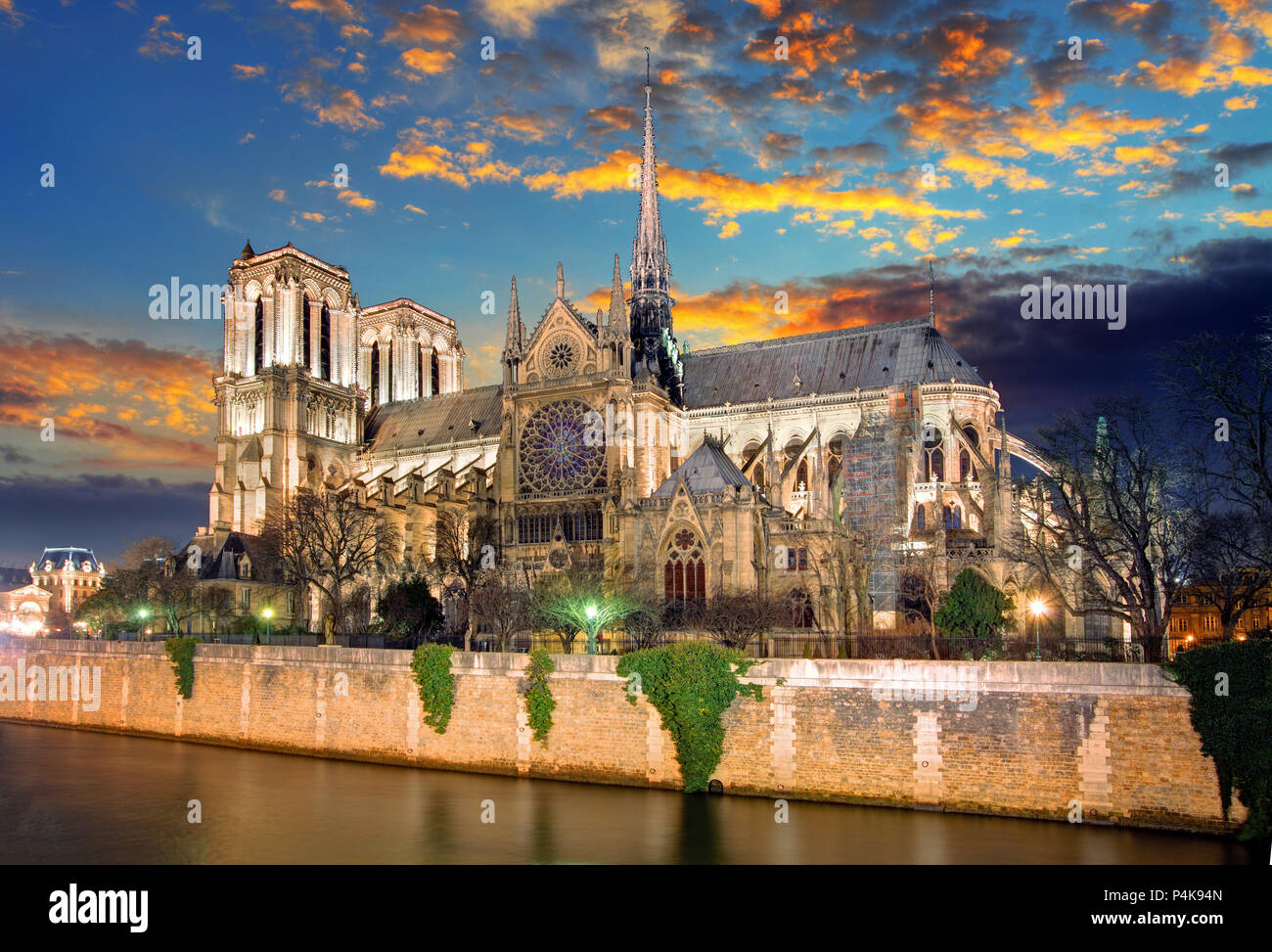La Cathédrale Notre-Dame au crépuscule à Paris, France Banque D'Images