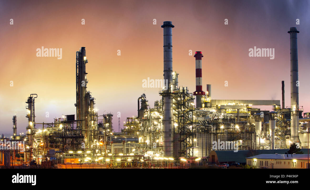L'industrie, usine pétrochimique d'huile au coucher du soleil Banque D'Images
