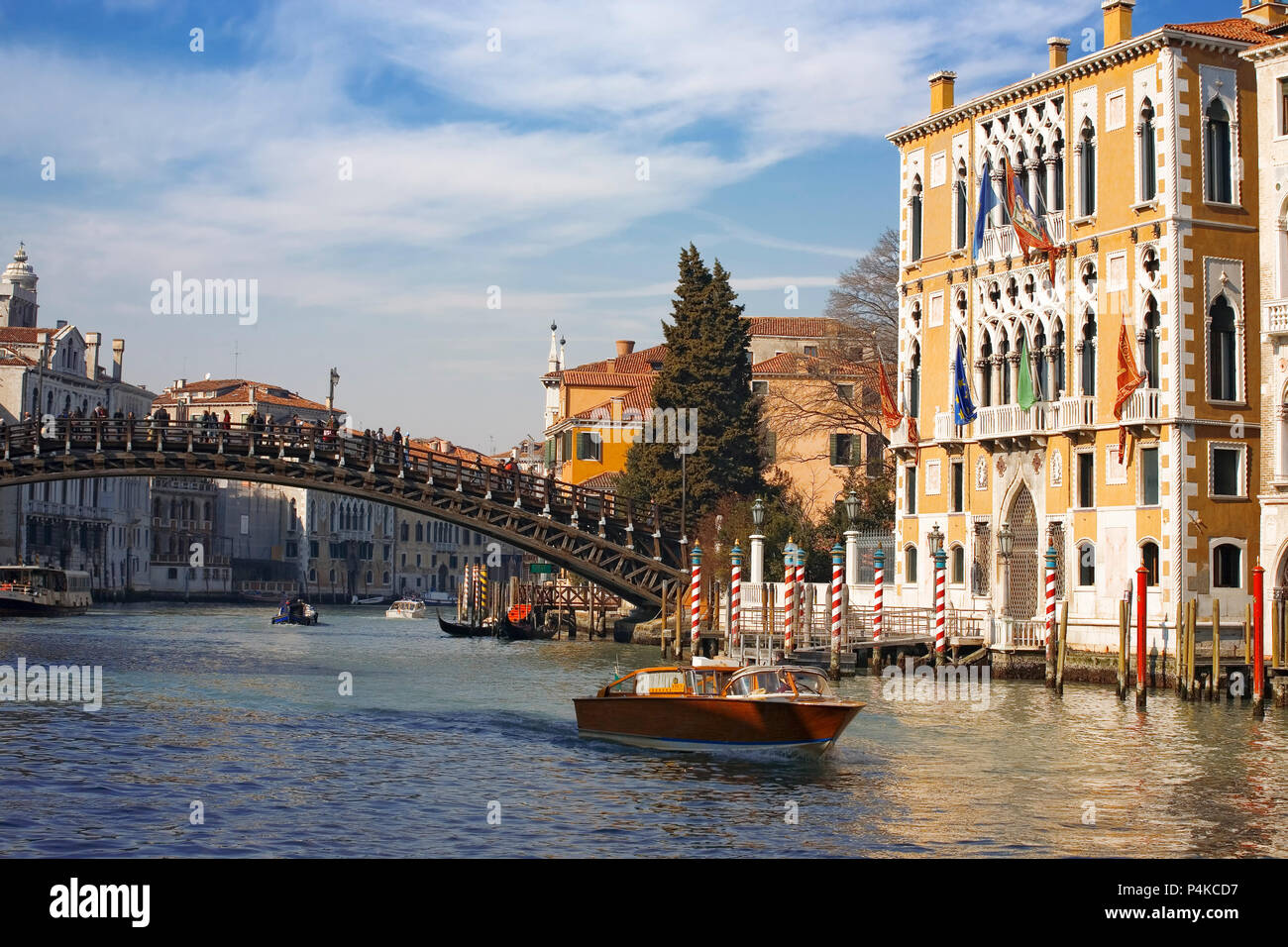 En bois la Ponte dell' Accademia sur le Grand Canal et le Palais Cavelli-Franchetti, San Marco, Venise, Italie : smart water taxi en premier plan Banque D'Images