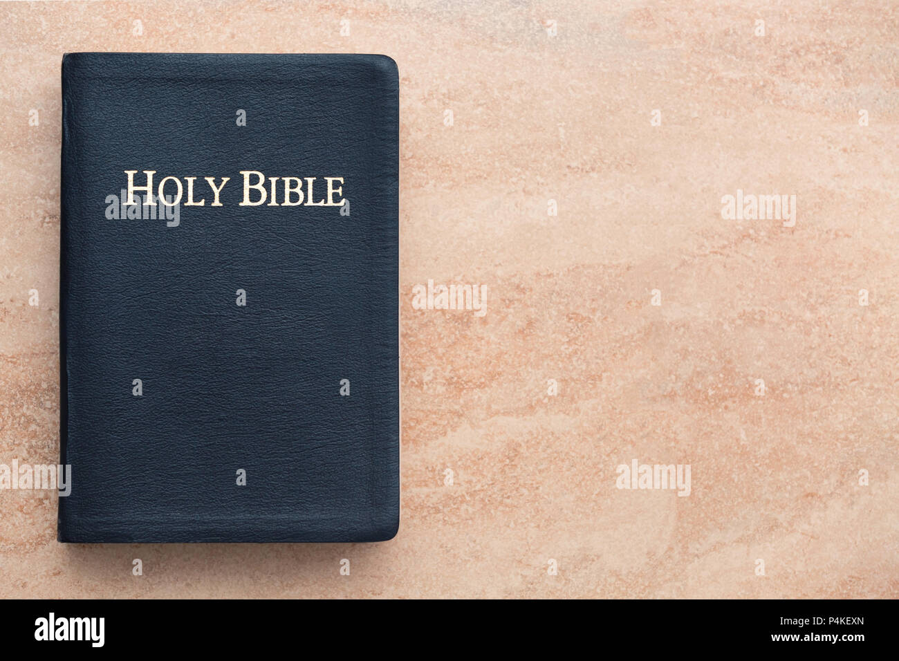 Vue de dessus de la Sainte Bible dans le grès Banque D'Images