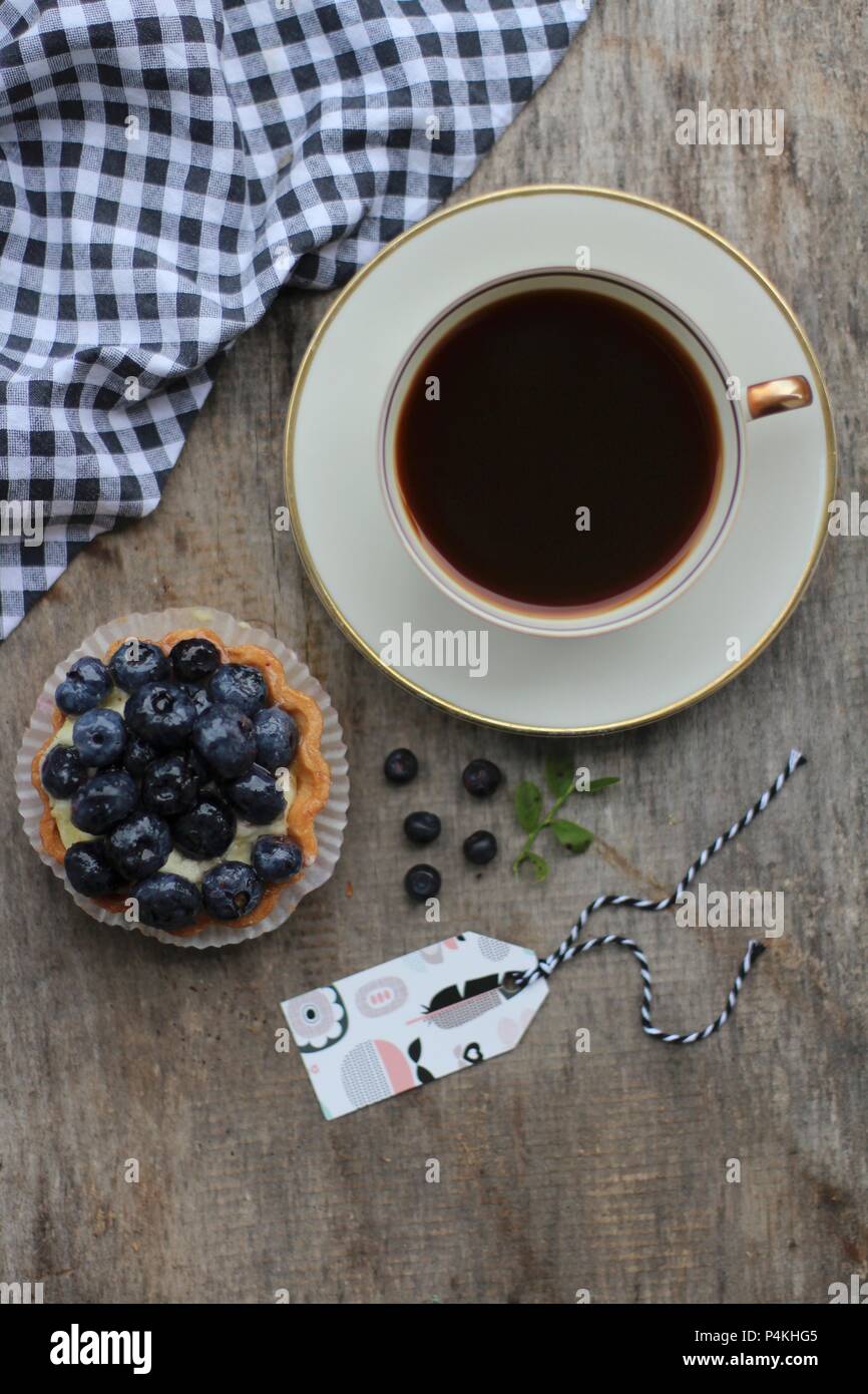 Une tasse de café et une tartelette aux bleuets Banque D'Images