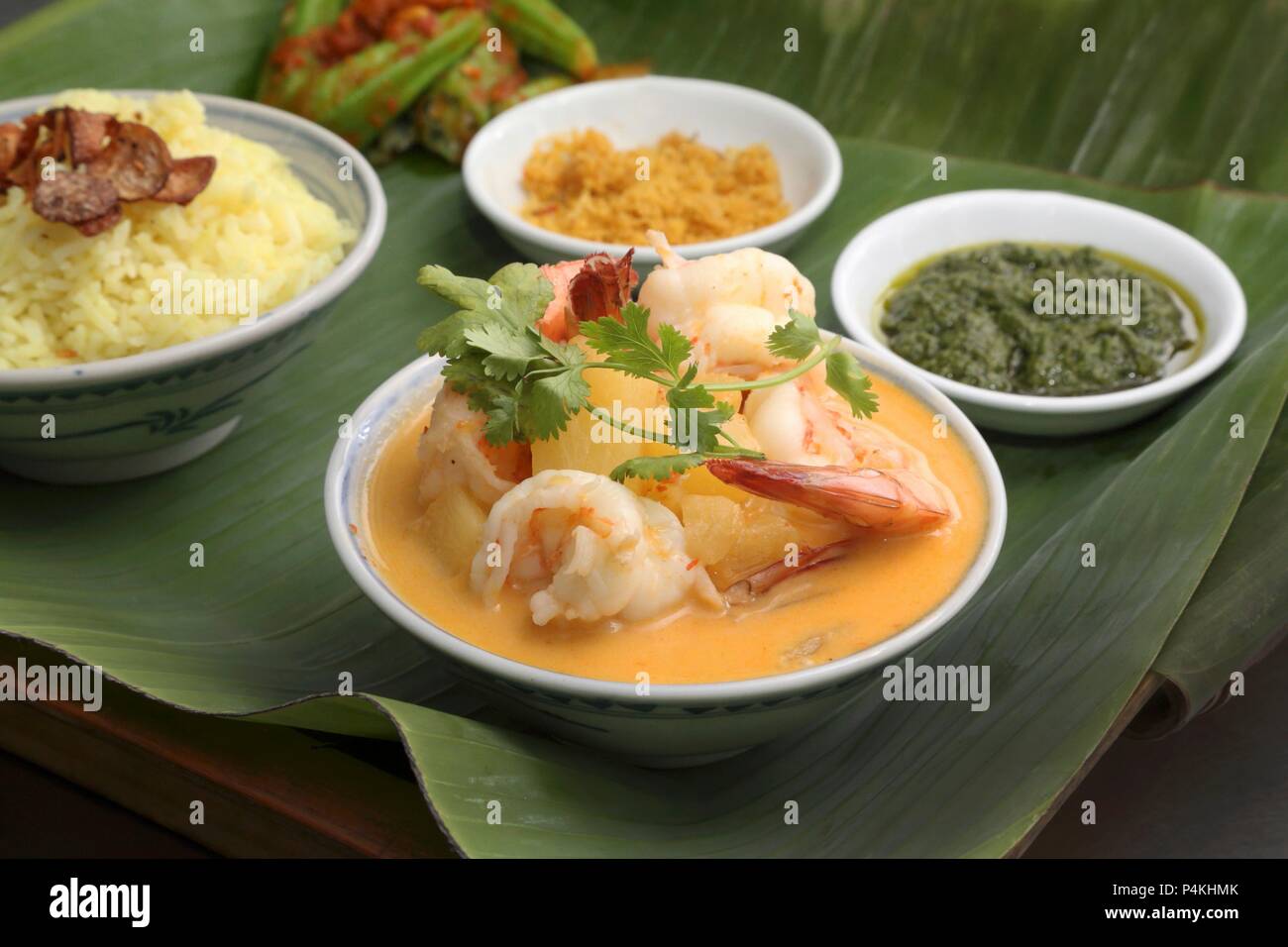 La cuisine Nyonya : gambas au curry à l'ananas (Malaisie) Banque D'Images