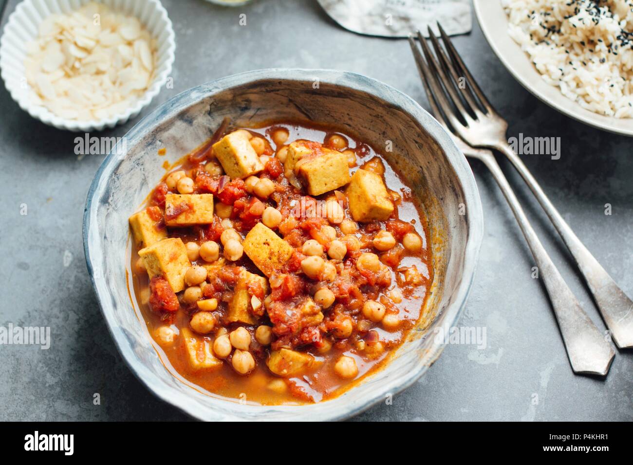 Curry de pois chiches et végétalien avec tofu Banque D'Images