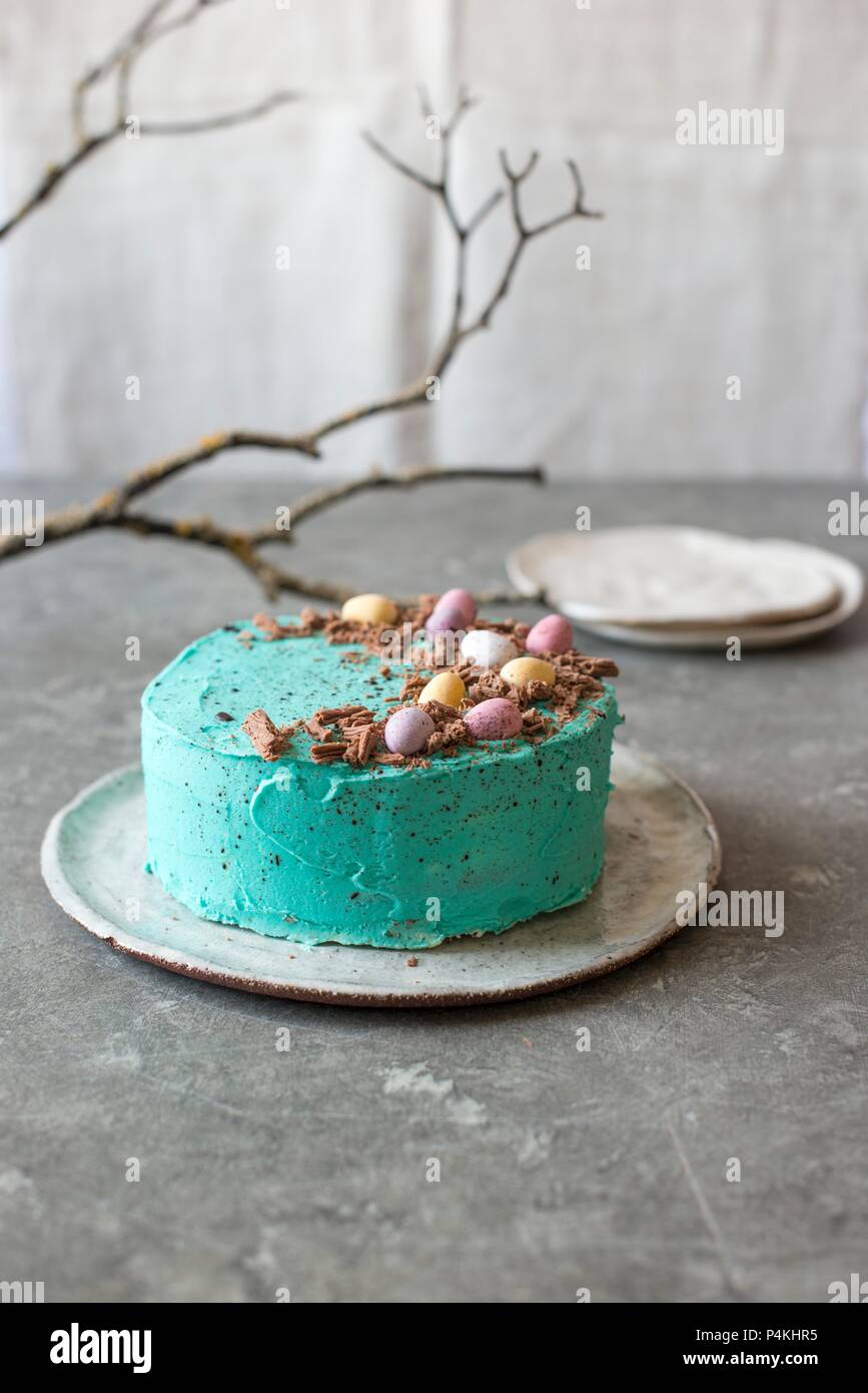 Gâteau de pâques avec mini oeufs et de copeaux de chocolat Banque D'Images