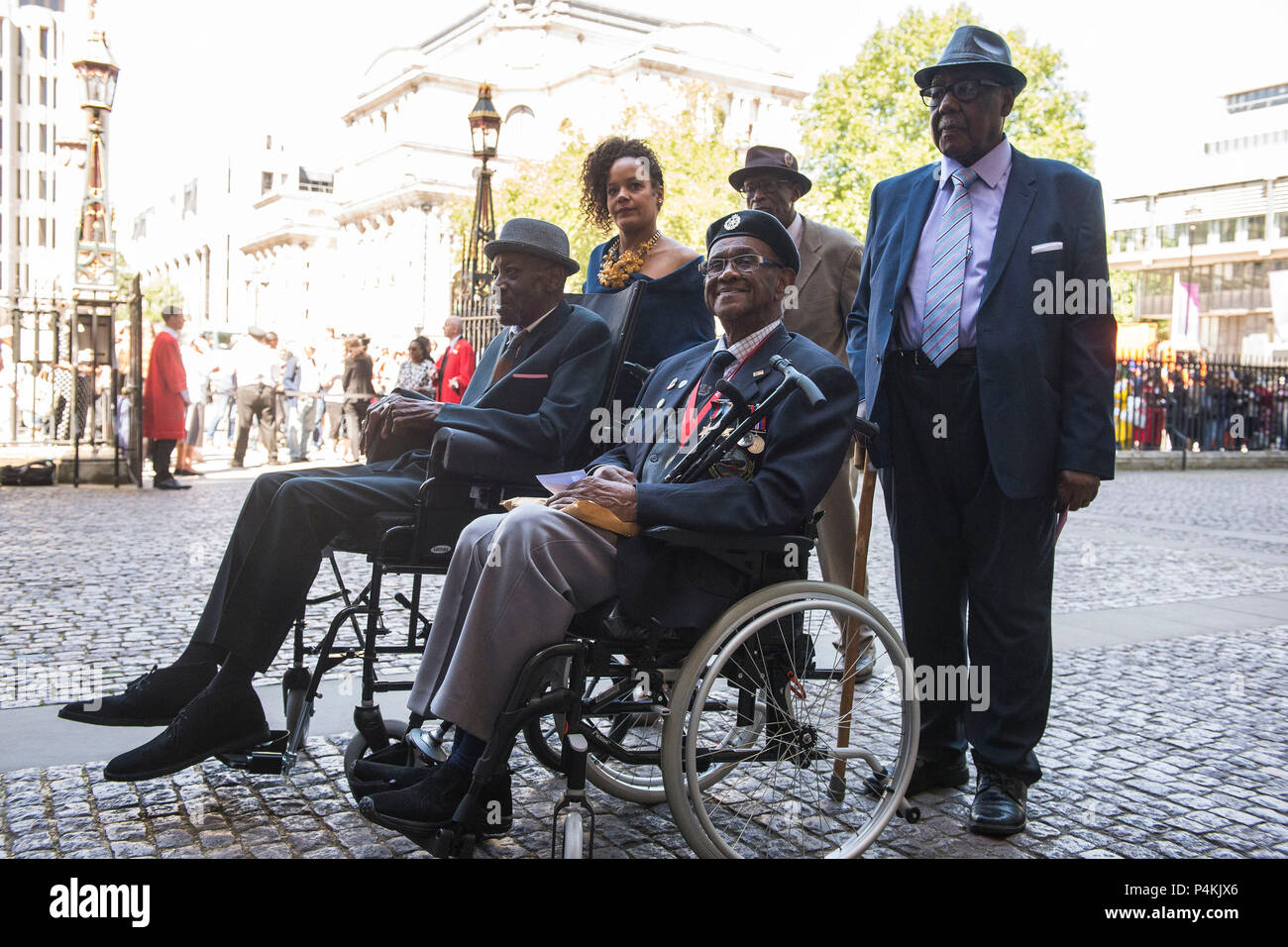 (De gauche à droite) Winston Whyte, Allan Wilmot et John Richards au service d'action de grâce à l'abbaye de Westminster, Londres pour marquer le 70e anniversaire, alors qu'environ 500 Caribéens ont rendu l'Empire Windrush à Tilbury Docks, Essex, à rejoindre l'effort de reconstruction de l'après-guerre, la Grande-Bretagne. Banque D'Images