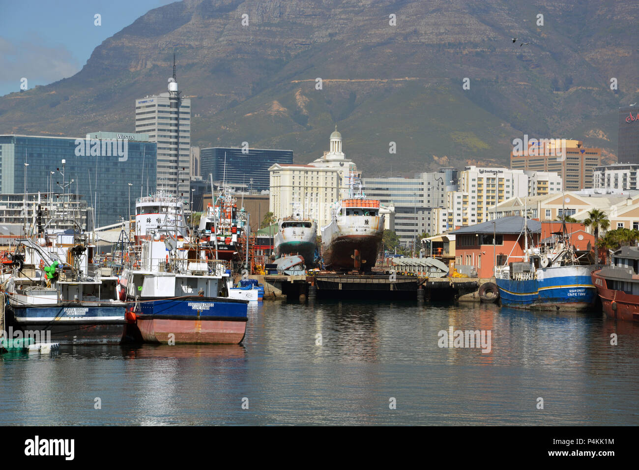 Cape Town's V&un port, la ville et la montagne de la table de monter jusqu'à l'arrière-plan. Banque D'Images