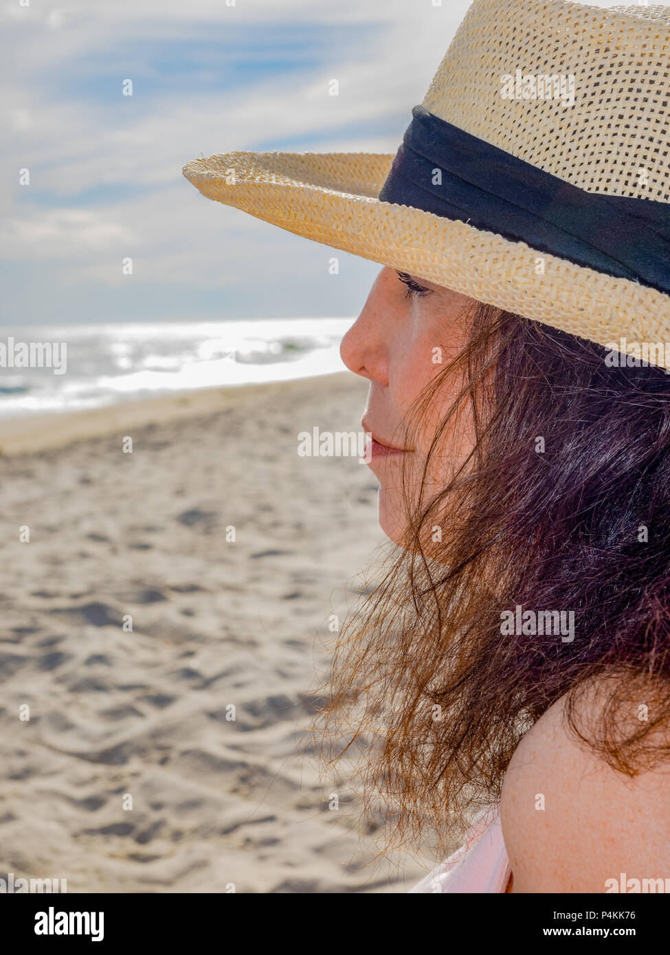 Profil de femme dans un chapeau de paille à la recherche à l'océan, les  Hamptons, New York, USA Photo Stock - Alamy