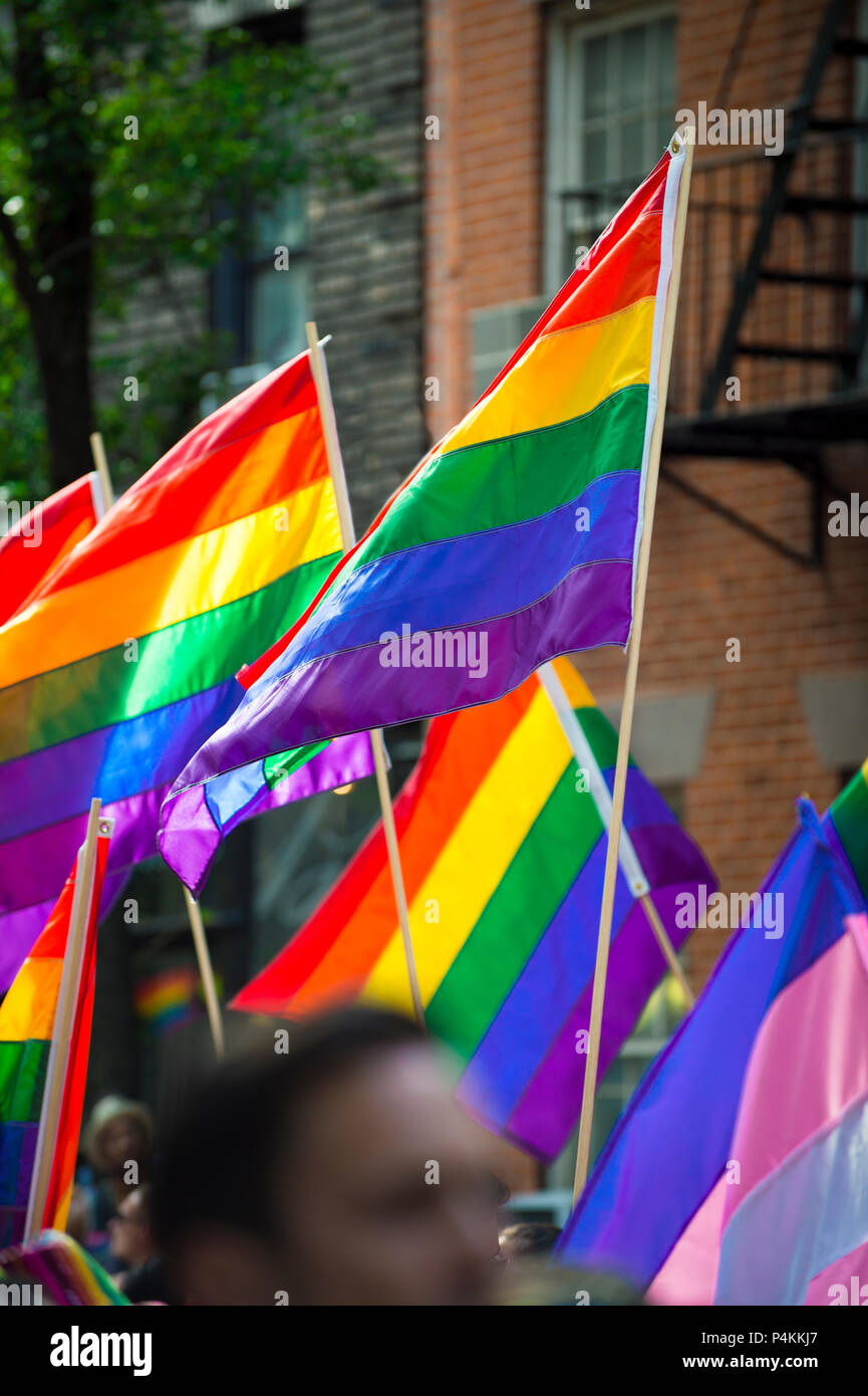 Drapeaux arc-en-ciel en plein soleil en marge d'un été haut en couleurs gay pride parade Banque D'Images