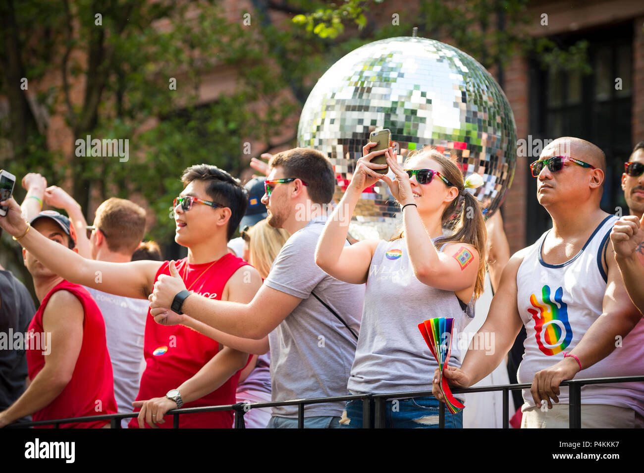 NEW YORK - 25 juin 2017 : Les participants prendre photos selfies sur un flotteur à boule disco géante dans la Pride Parade annuelle à Greenwich Village Banque D'Images