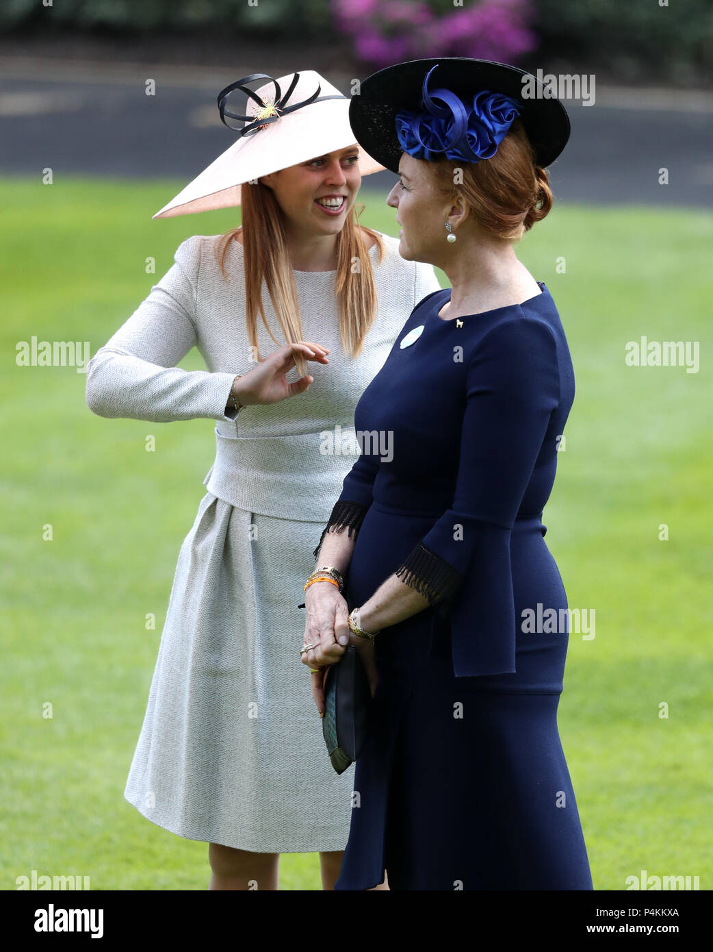 Sarah Ferguson, duchesse d'York et sa fille La Princesse Béatrice d'York  (droite) pendant quatre jours de Royal Ascot à Ascot Racecourse Photo Stock  - Alamy