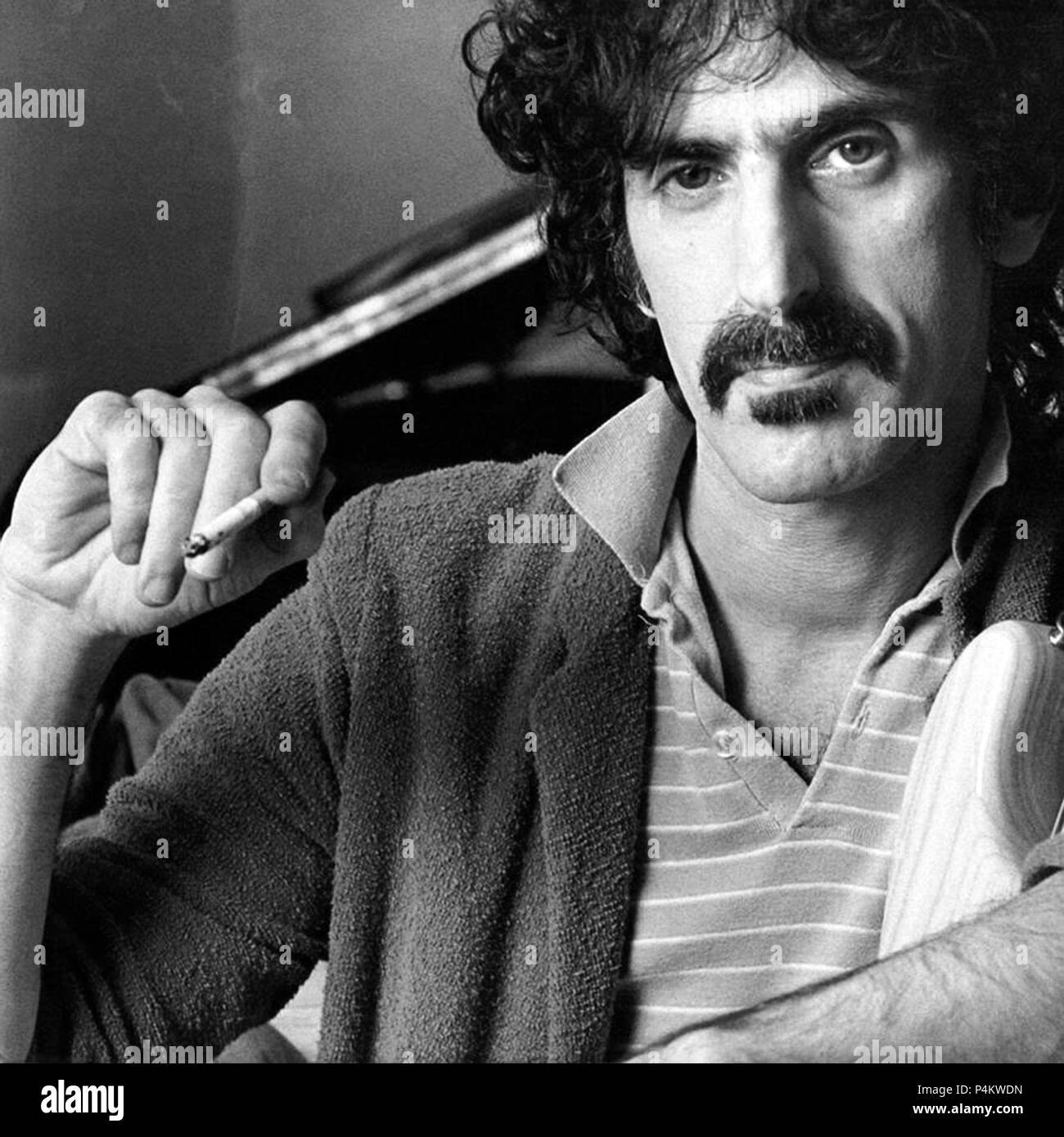 Titre original : MANGER CETTE QUESTION : Frank Zappa DANS SES PROPRES MOTS. Titre en anglais : MANGER CETTE QUESTION : Frank Zappa DANS SES PROPRES MOTS. Réalisateur : THORSTEN SCHUTTE. Année : 2016. Stars : Frank Zappa. Credit : SONY Pictures Classics / Album Banque D'Images
