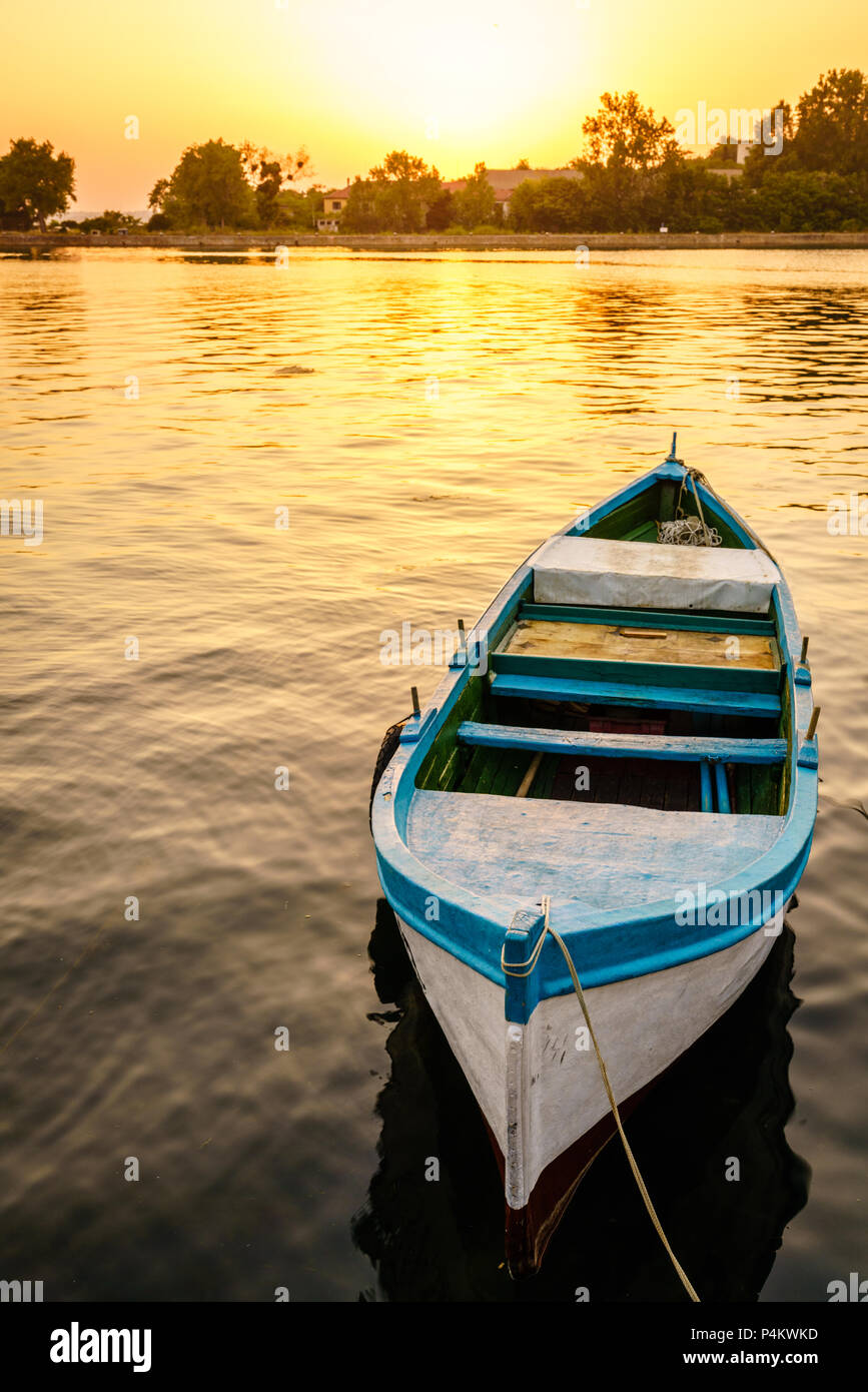 Petit bateau de pêche dans le port au coucher du soleil. Sozopol, Bulgarie Banque D'Images