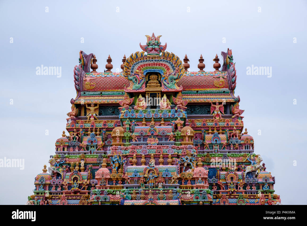 Statues peintes et sommet de l'une à l'Ranganathar gopuram, Swamy, Temple Sri Srirangam Tiruchirappalli, District, Tamil Nadu, Inde. Banque D'Images