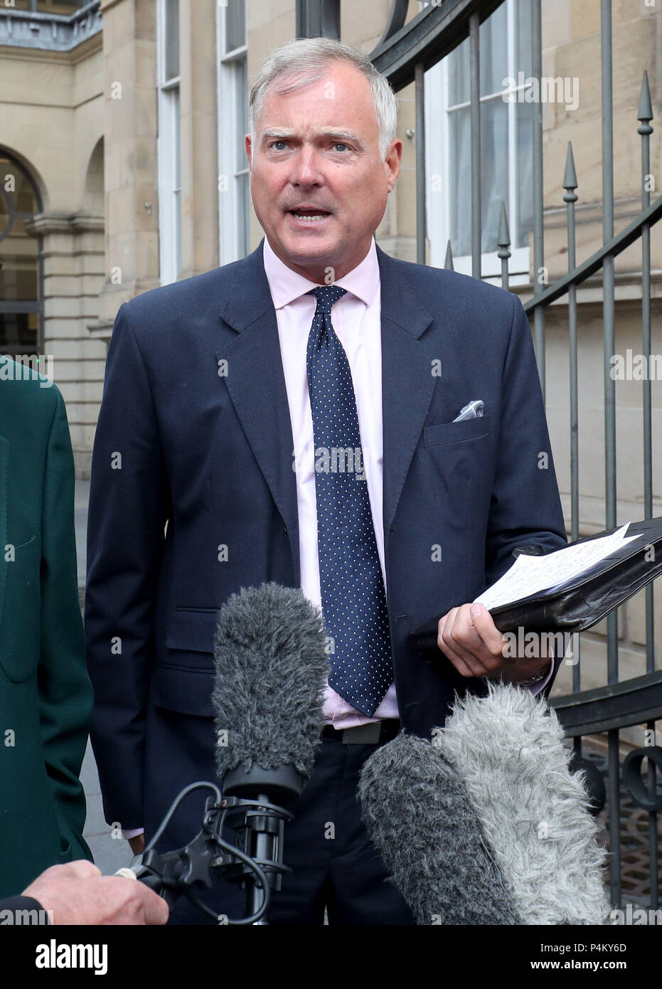 L'ancien présentateur de télévision John Leslie parle aux médias qu'il quitte Edimbourg Sheriff Court, après avoir été acquitté d'agression sexuelle sur une femme dans une discothèque d'Édimbourg. Banque D'Images