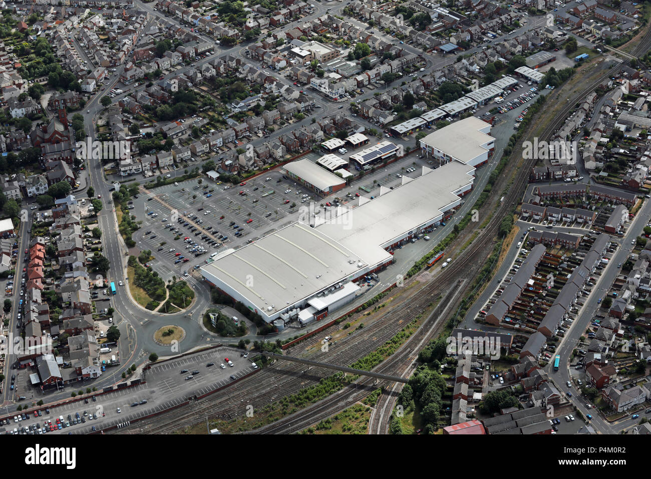 Vue aérienne de la C12, y compris un parc commercial Asda, à Southport, Lancashire Banque D'Images