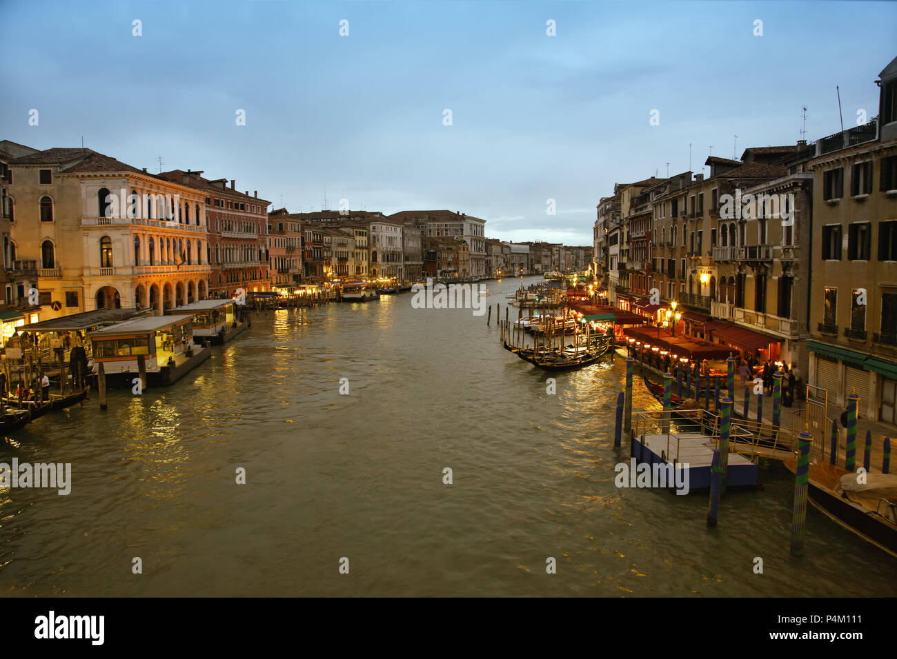 Venise, Italie - le 8 mai 2010 : vue sur le Grand Canal en gondole traditionnelle de Pentecôte à Venise, Italie. Banque D'Images