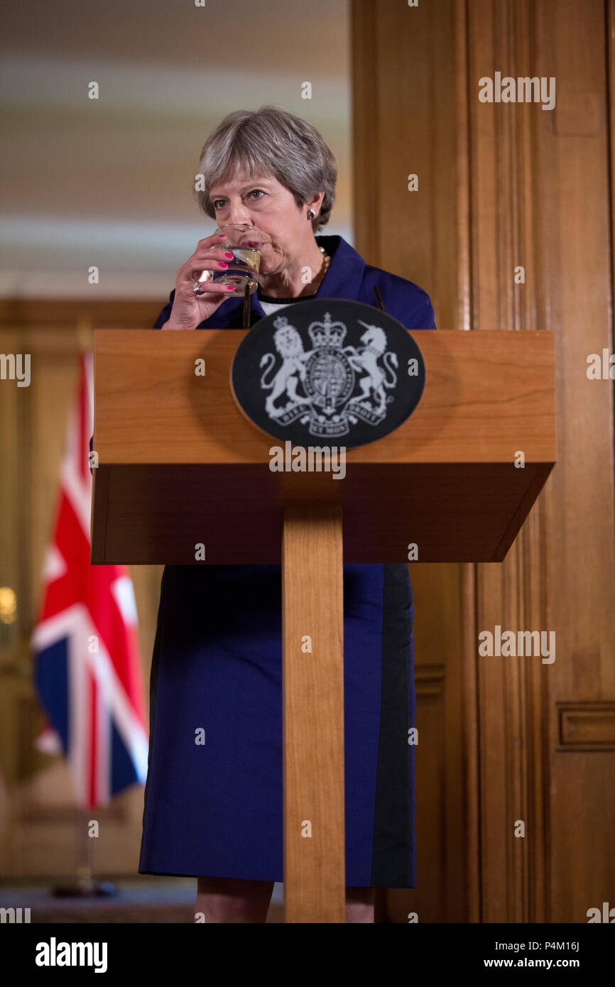 Theresa May, Premier Ministre du Royaume-Uni, photographiée au n° 10 Downing Street, au cours d'une visite de Jens Stoltenberg, le Secrétaire général de l'OTAN. Banque D'Images