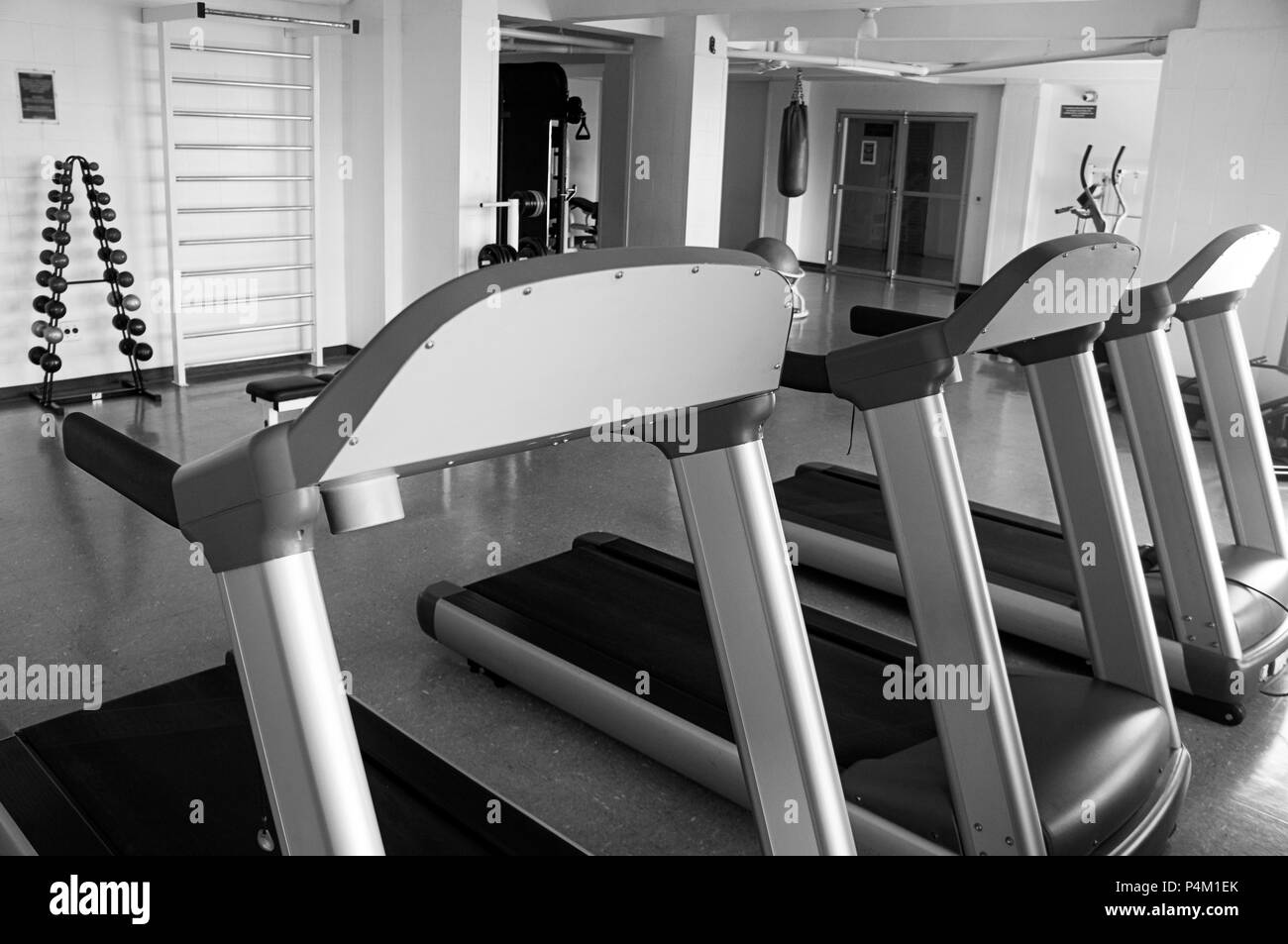 Équipements de gym fitness musculation tapis roulant à l'intérieur personne  noir blanc Photo Stock - Alamy