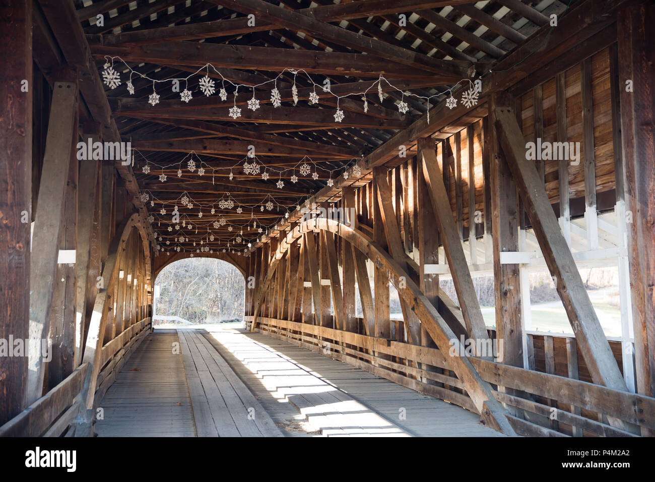 Pont en bois couvert américain sur un jour d'hiver ensoleillé Banque D'Images