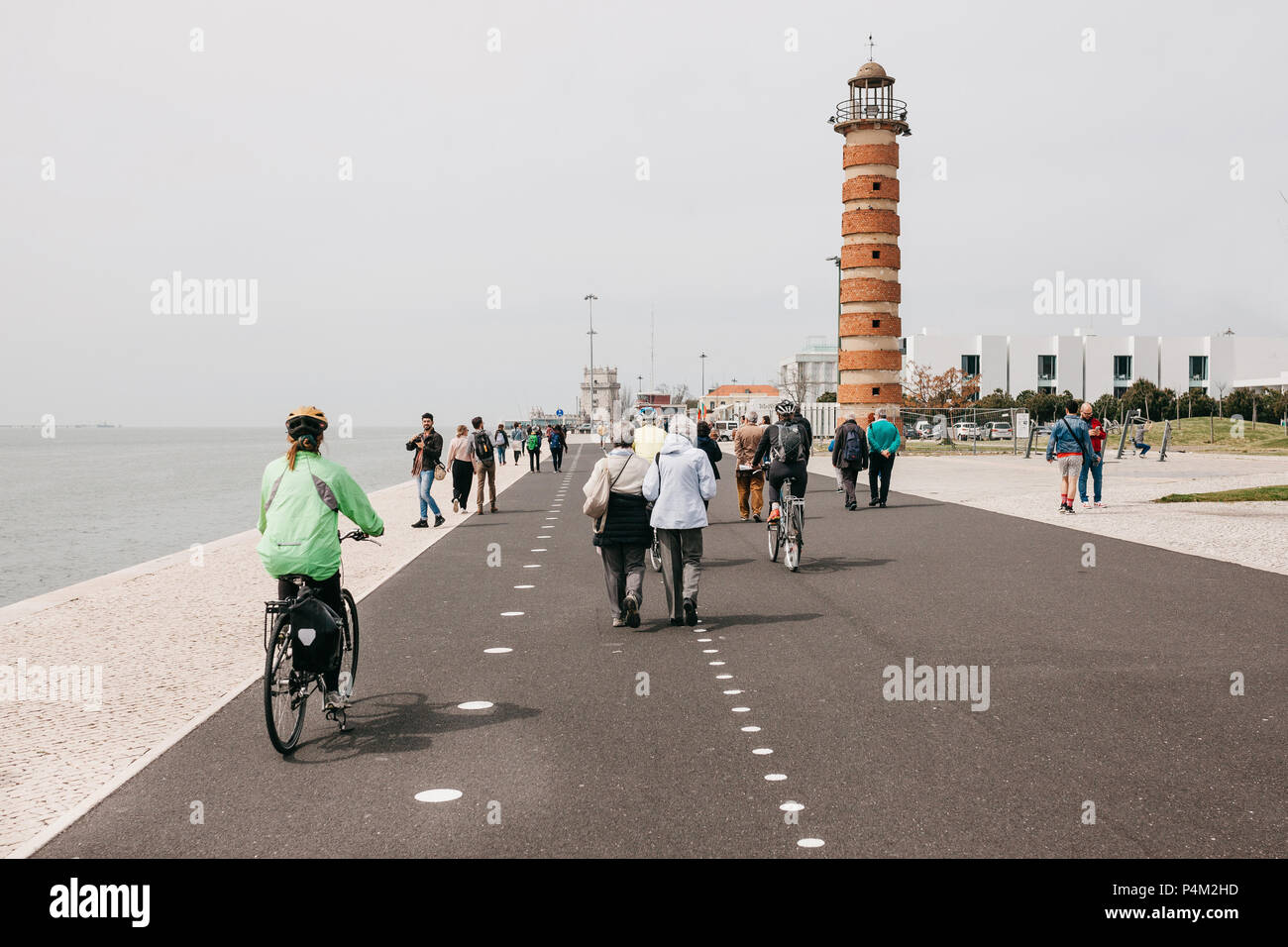 Lisbonne, juin 18, 2018 : promenade le long de la promenade dans la région de Belem. Certaines personnes de la bicyclette. La vie ordinaire Banque D'Images