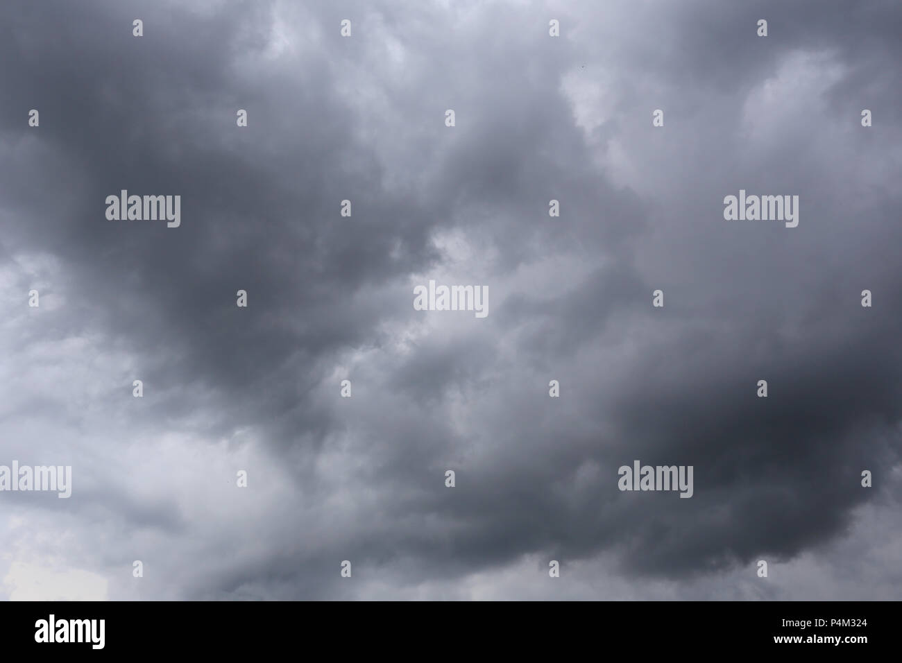 Des nuages de pluie qui se forment dans le ciel dans le concept des changements climatiques,mauvais temps dans la journée. Banque D'Images