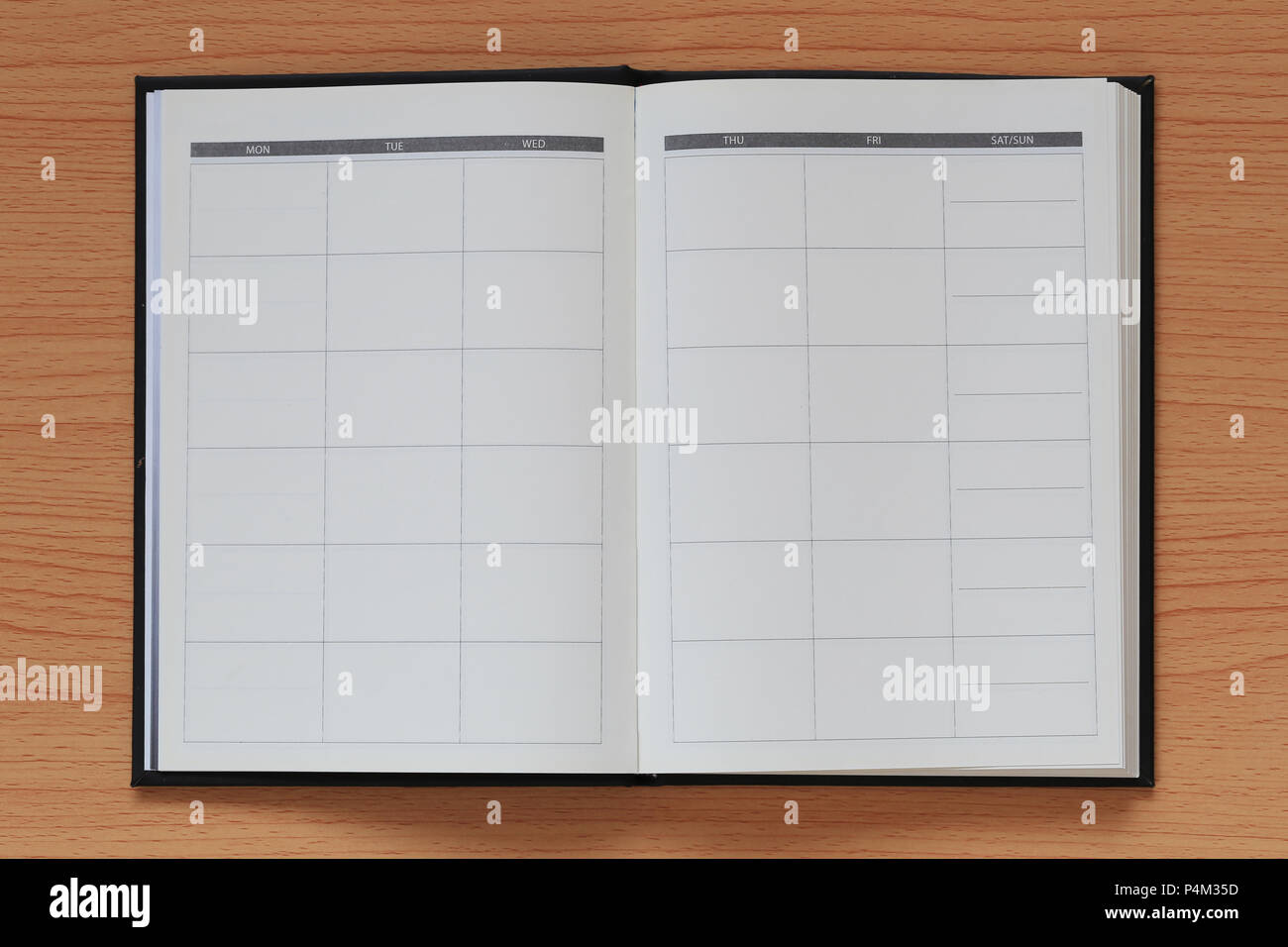 Livre vide est placé sur un fond de bois brun et avoir l'espace pour copier dans votre travail de conception concept. Banque D'Images