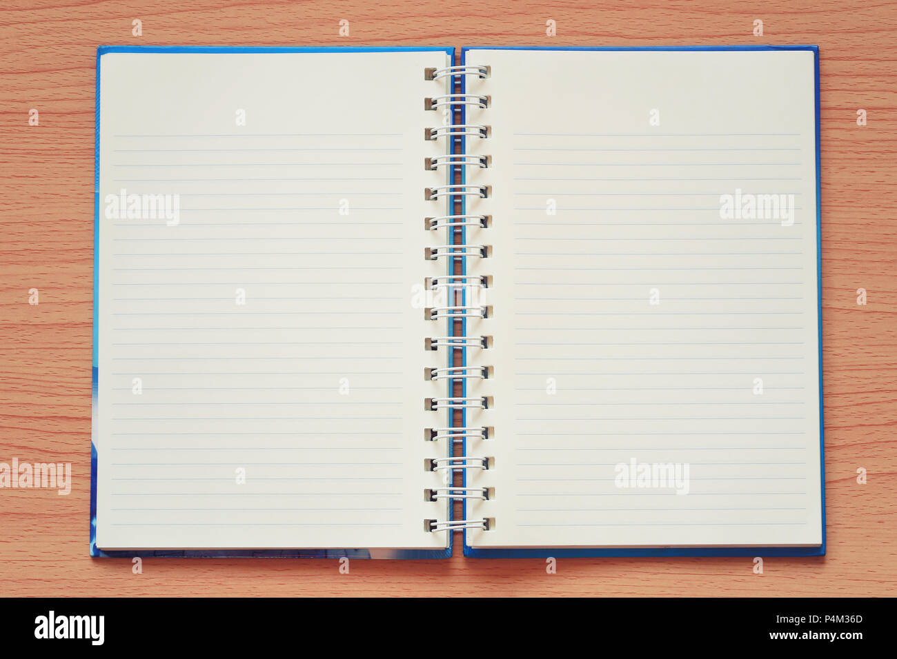 Livre vide est placé sur un fond de bois brun et avoir l'espace pour copier dans votre travail de conception concept. Banque D'Images