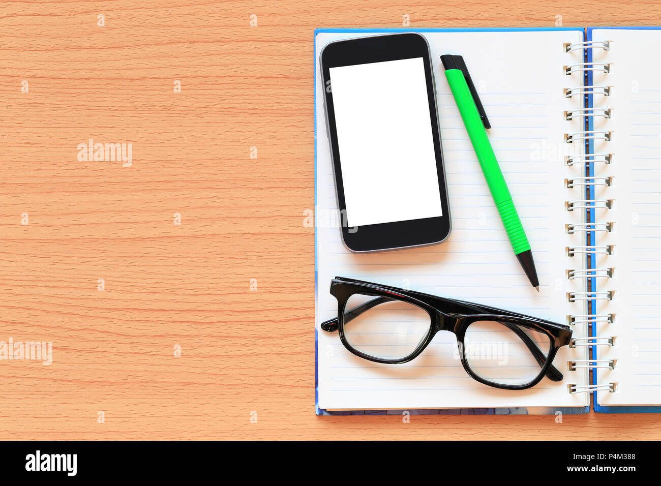 Smartphone vide et stylo vert est placé sur un ordinateur portable et d'avoir l'espace pour copier dans votre travail de conception concept. Banque D'Images