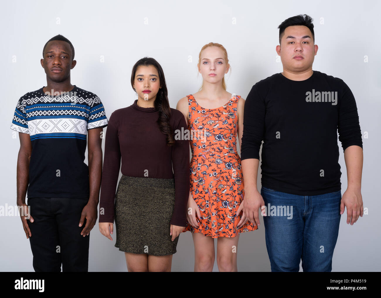 Portrait de groupe divers de multi ethnic friends standing à Banque D'Images