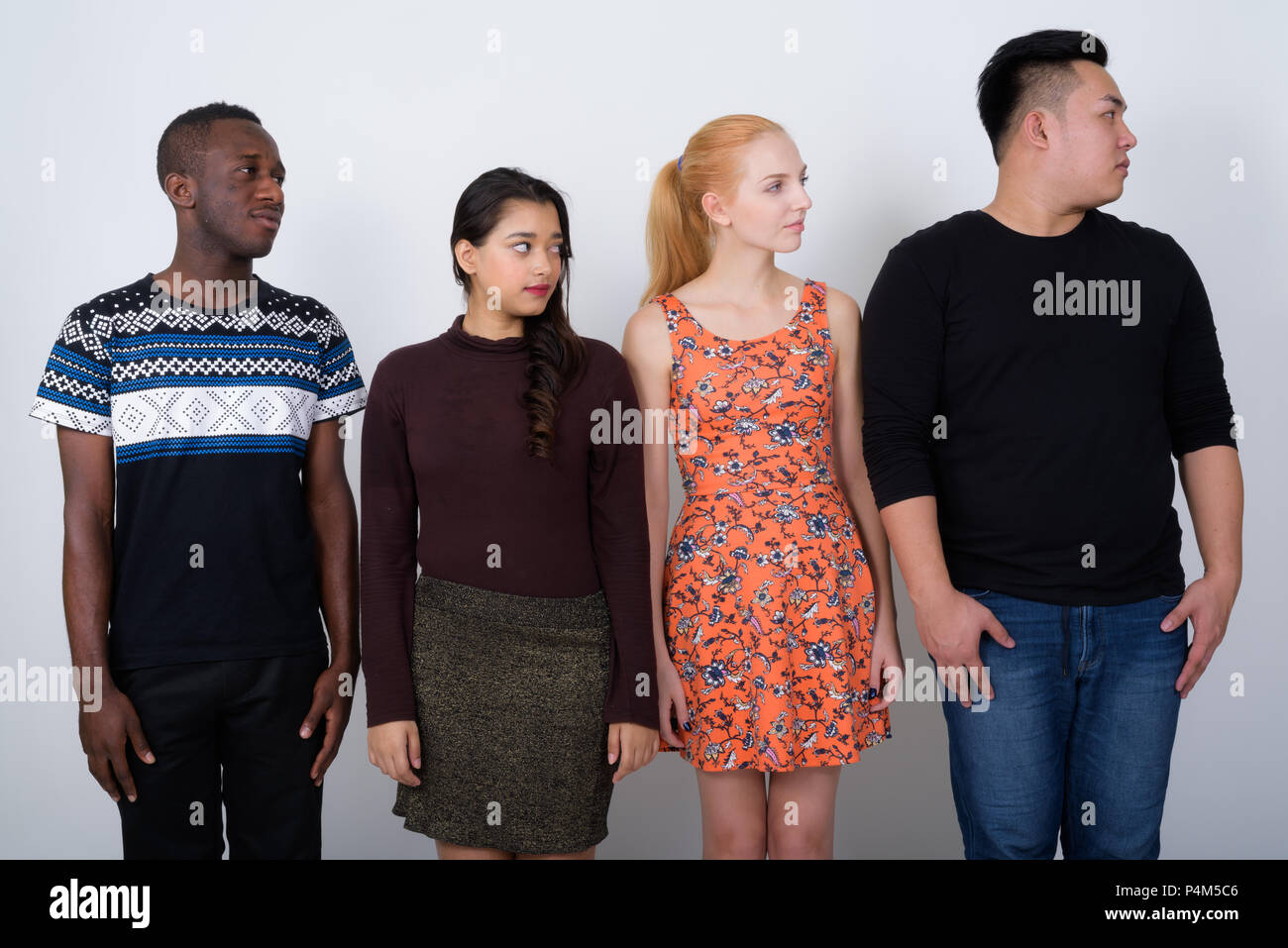 Portrait de groupe d'amis à la recherche à caractère ethnique multi Banque D'Images