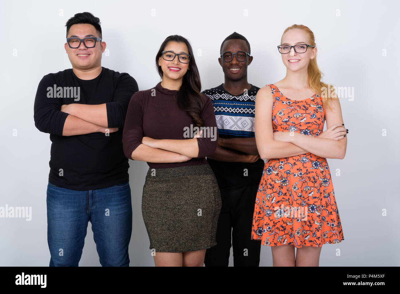 Studio shot of happy groupe diversifié d'amis multi ethnic smili Banque D'Images