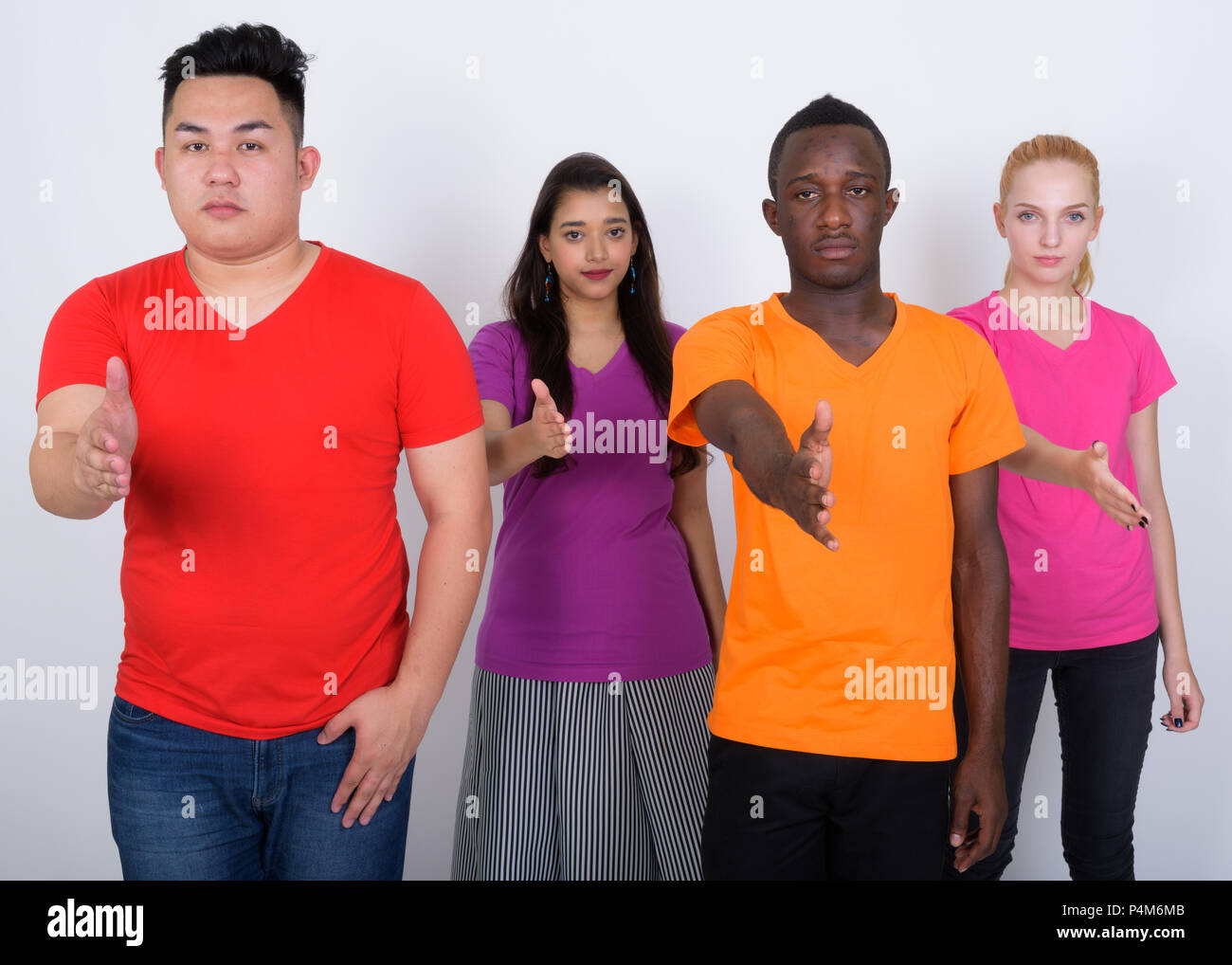 Portrait de groupe d'amis multi ethnic main donnant Banque D'Images