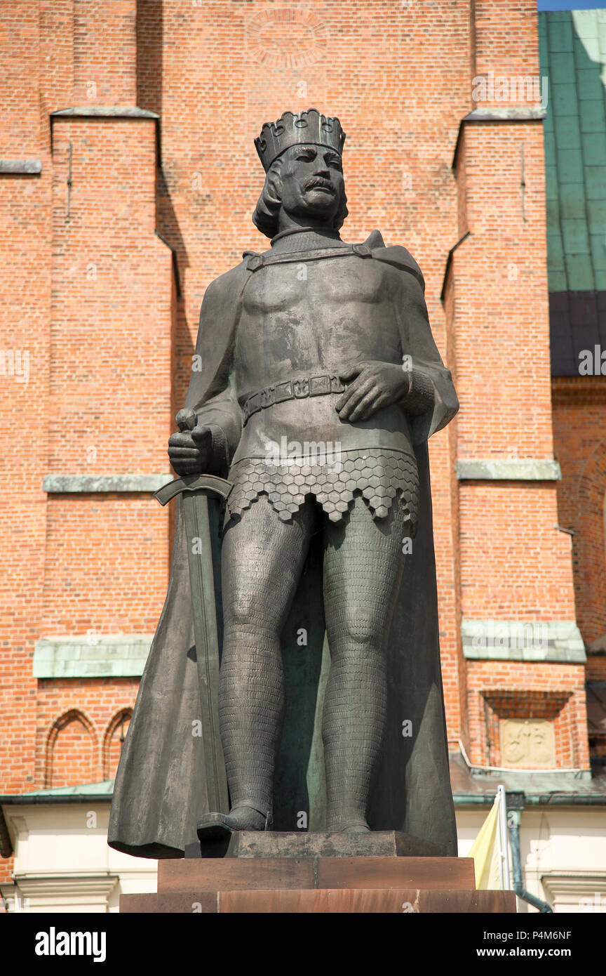 Statue de Boleslaw Chrobry je premier roi de Pologne en face de l'Archikatedralna Wniebowziecia Najswietszej Bazylika gothique Panny Marii Swietego je ne Banque D'Images