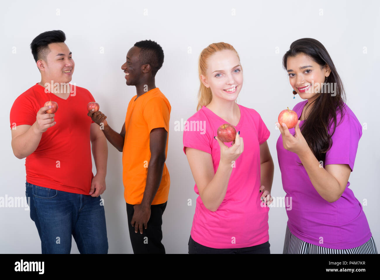 Studio shot of happy groupe diversifié d'amis multi ethnic smili Banque D'Images