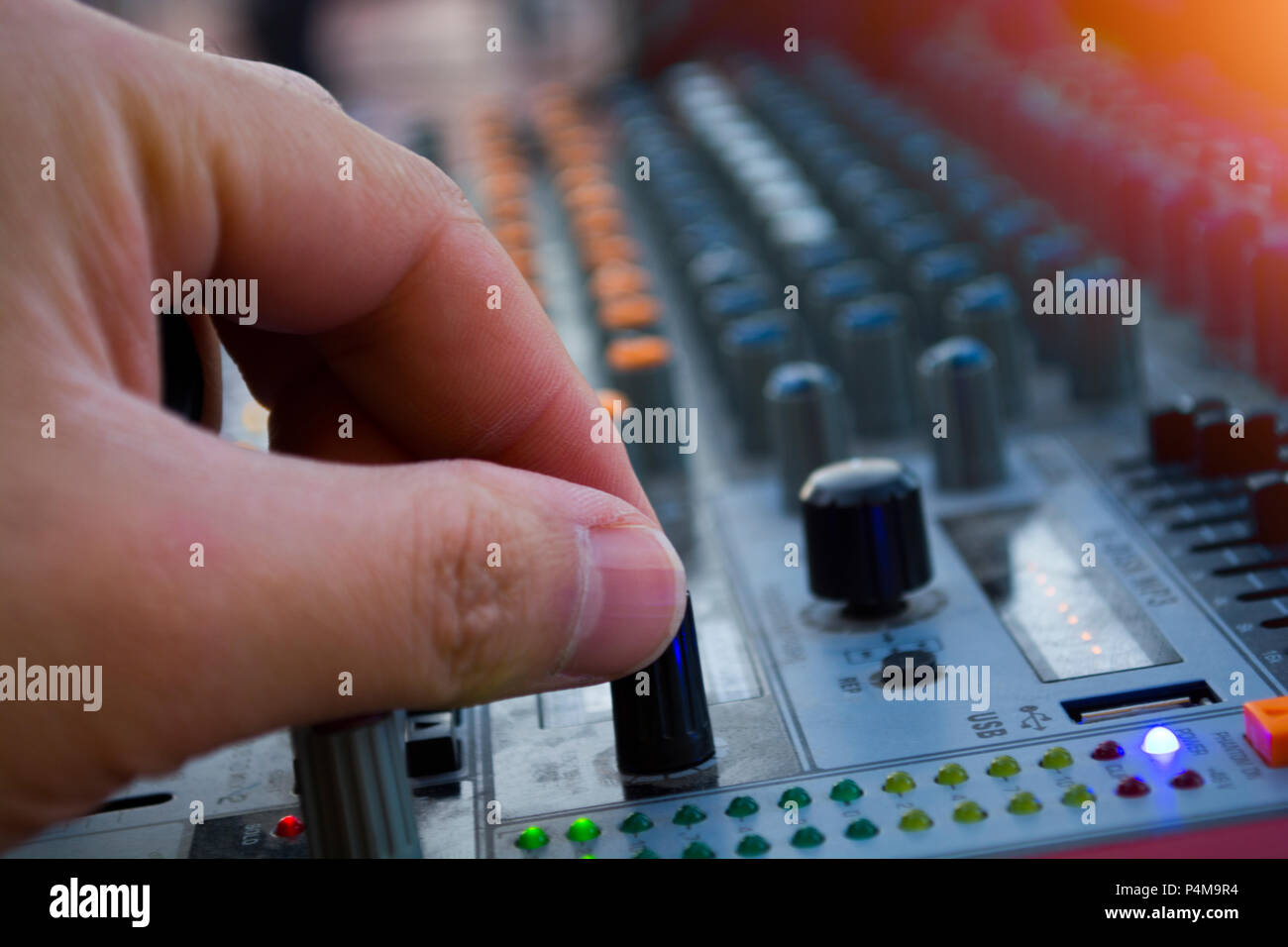 Stade professionnel ingénieur du son ingénieur du son en gros plan la main à l'aide de curseur du mixage audio pendant le concert Banque D'Images